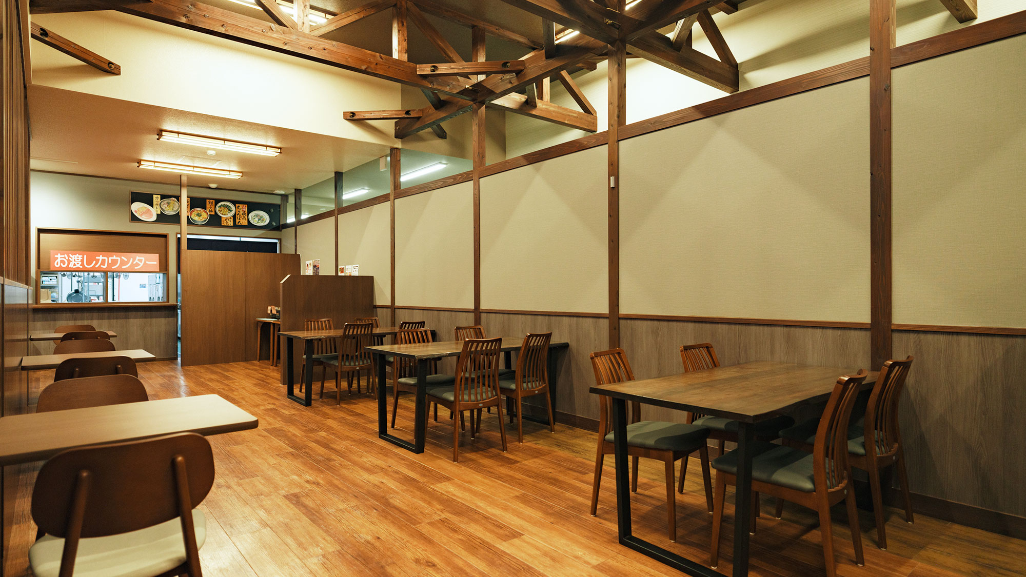 【最高の湯／お食事処】お渡しカウンターに面したテーブル席。席との間は余裕があり広々としています。