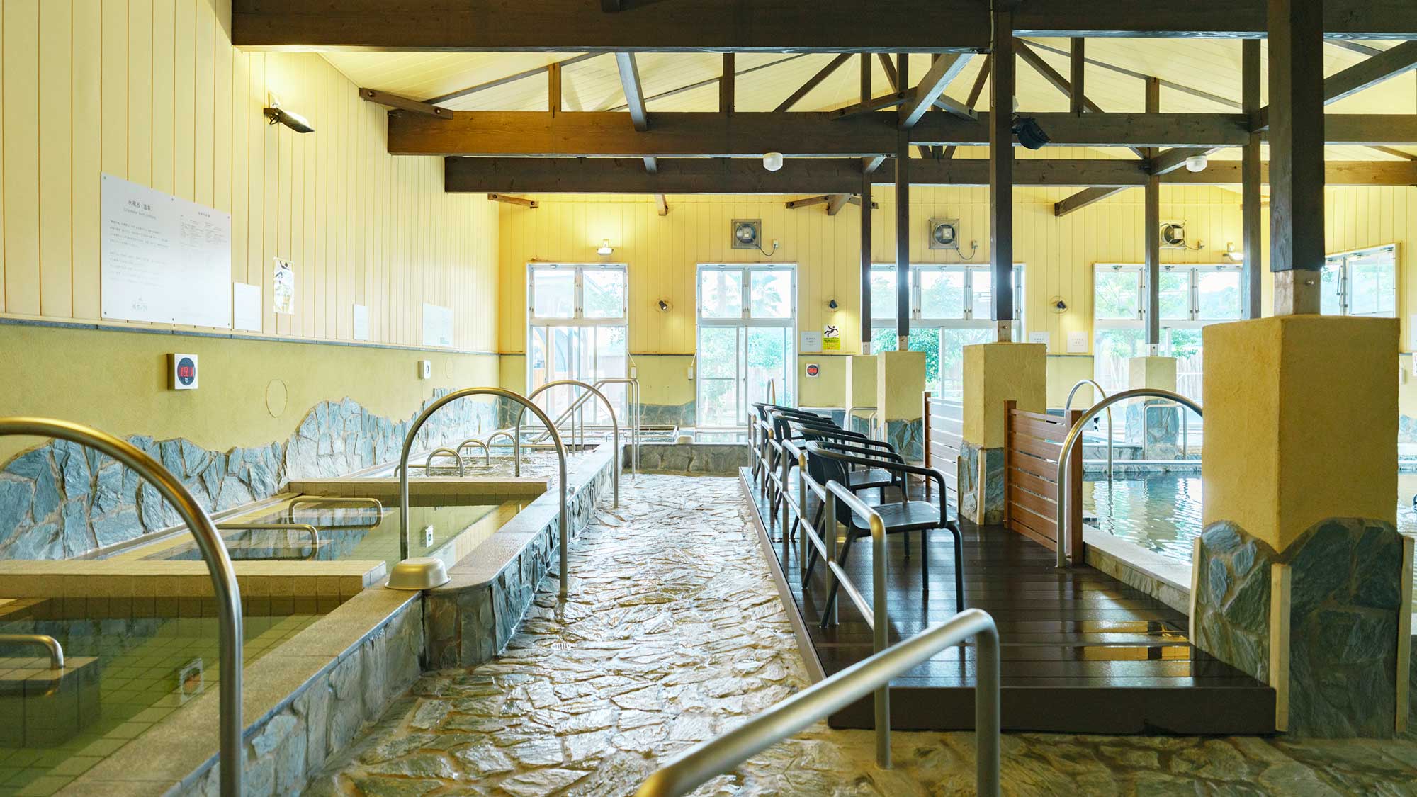 【最高の湯／大浴場】源泉かけ流し、pH9.8を誇る美肌の湯をごゆっくりお楽しみください。