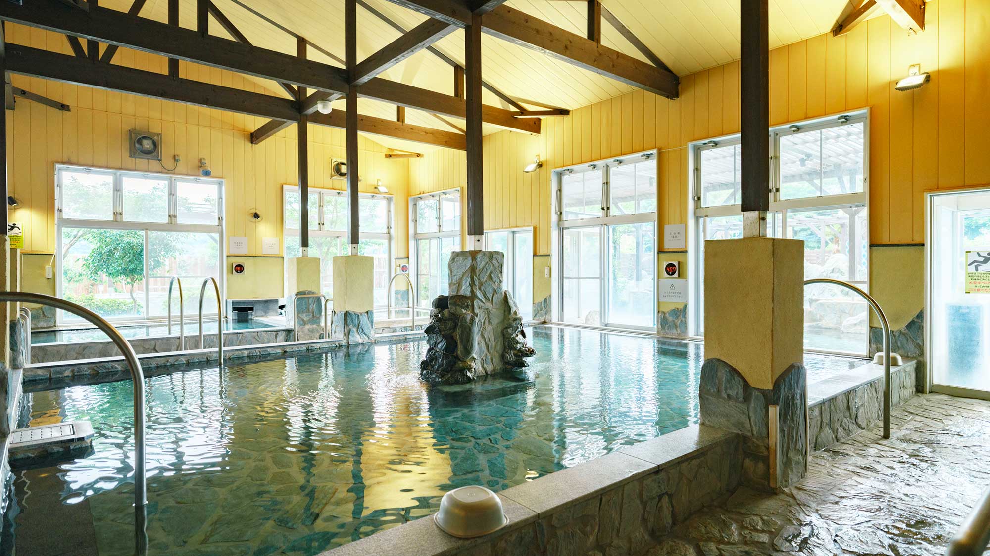 【最高の湯／大浴場】ゆったりとした内湯には、様々な浴槽があり、何度でも湯あみを楽しみたい空間。