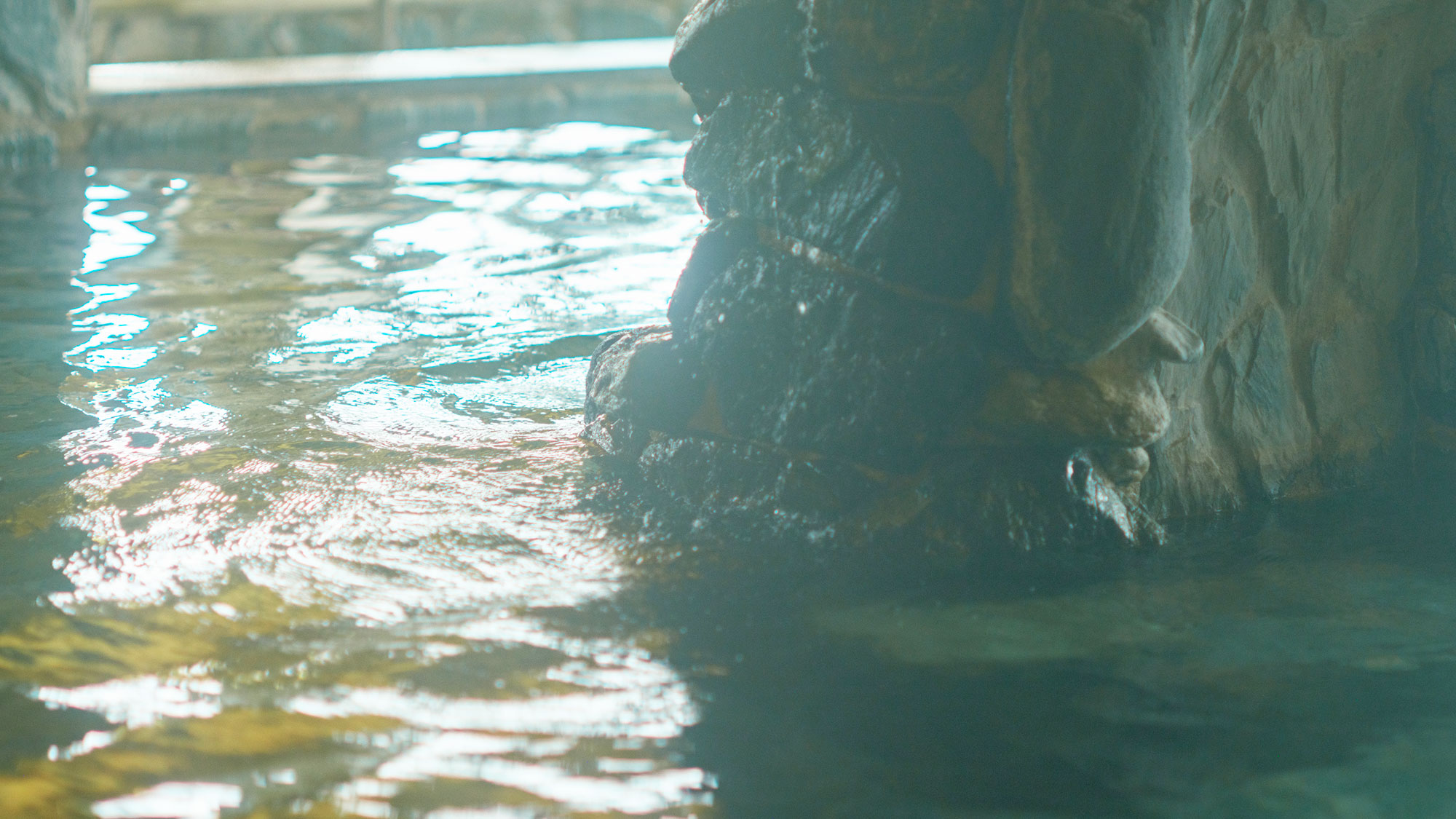 【最高の湯／大浴場】湯量たっぷり、源泉かけ流しの良泉を存分にお楽しみください。