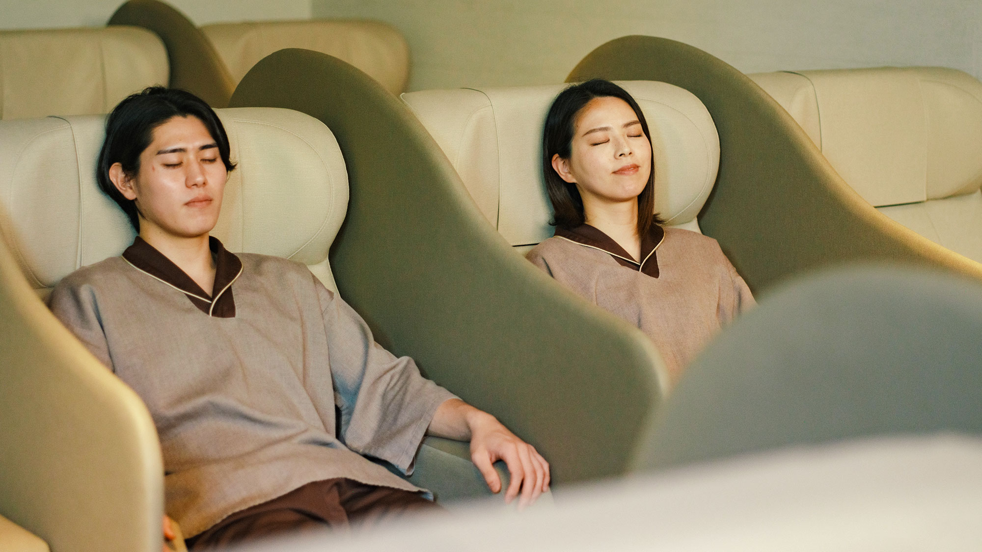 【最高の湯／リラクゼーションルーム】温かな照明とゆったりとした空間でお寛ぎください。