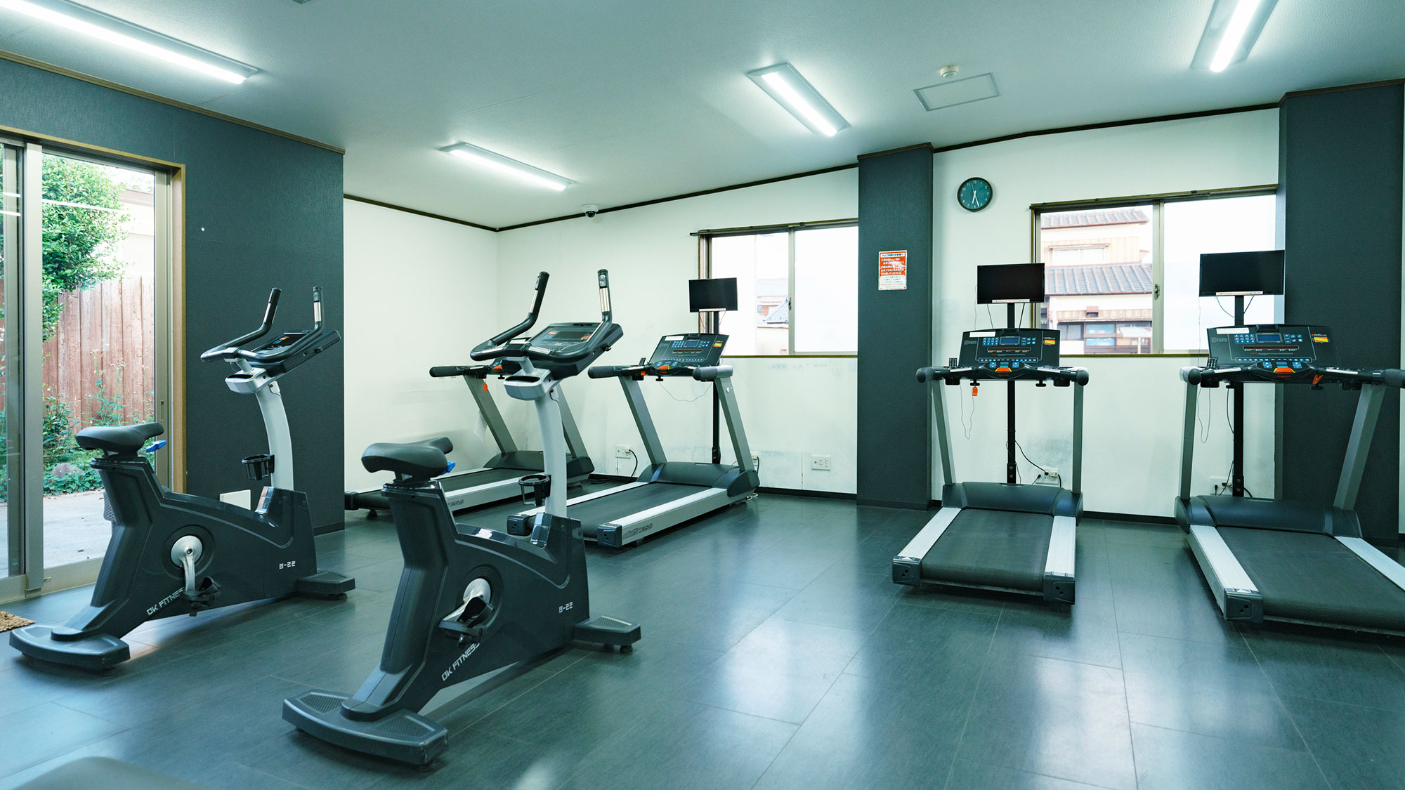 【最高の湯／ベスポジム】ランニングマシンにはTVスタンド付きの種類もございます。