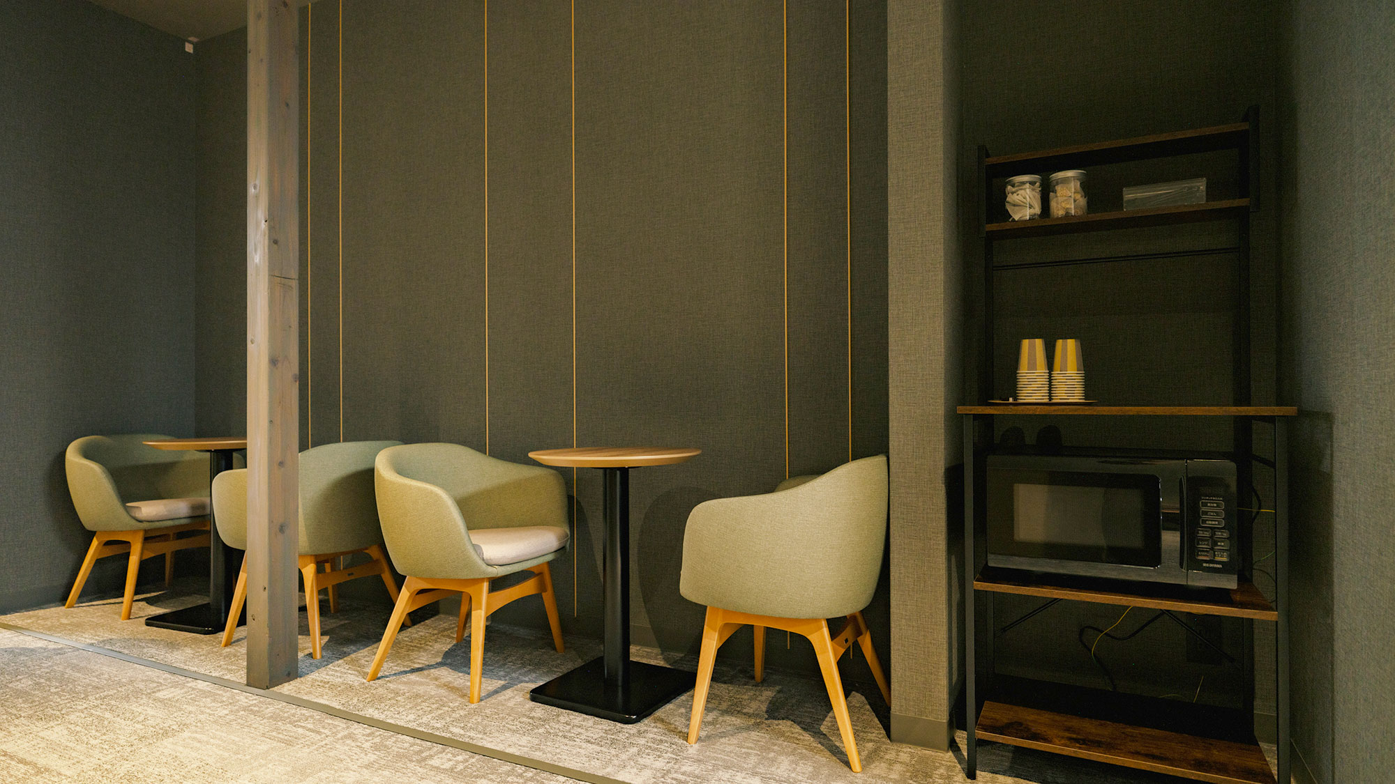 【共有スペース】ご友人やお仕事仲間と談笑したり、お食事を楽しんだり、コワーキングにもご利用OK！