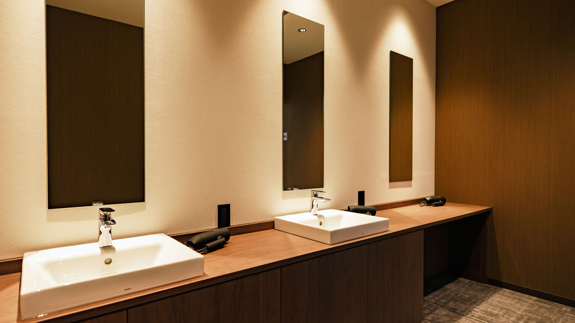 【共有スペース】洗面台にはドライヤーをご用意しております。