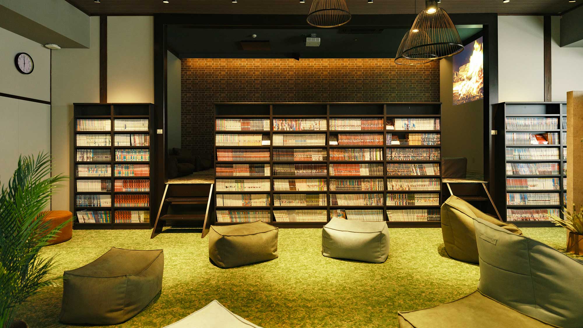 【最高の湯／ライブラリー】温かな優しい照明の中でゆったりとお過ごしいただけます。