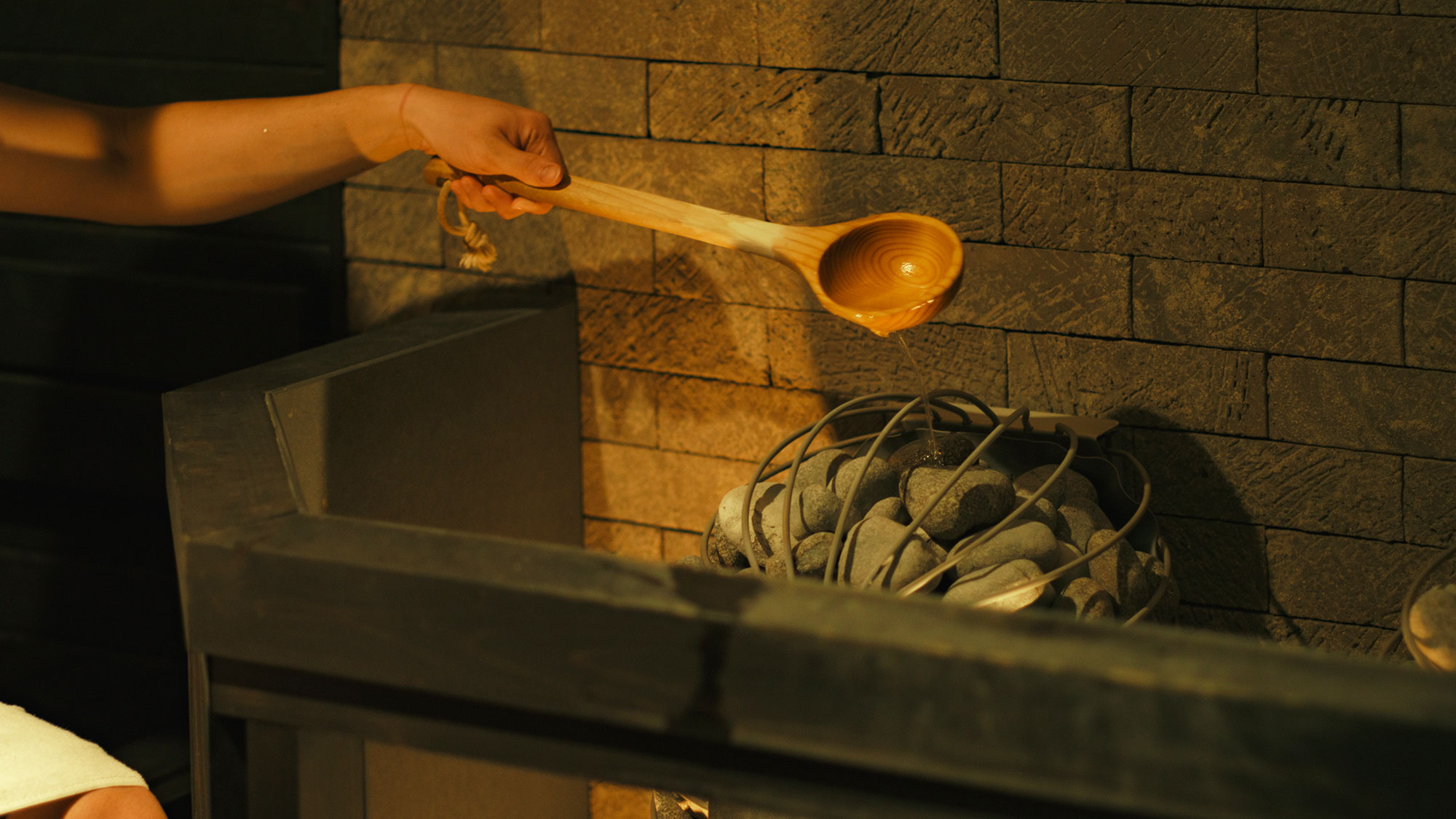 【最高の湯／メディテーションサウナ】セルフロウリュでさらに温度を上げて、たっぷり汗をかいてください♪