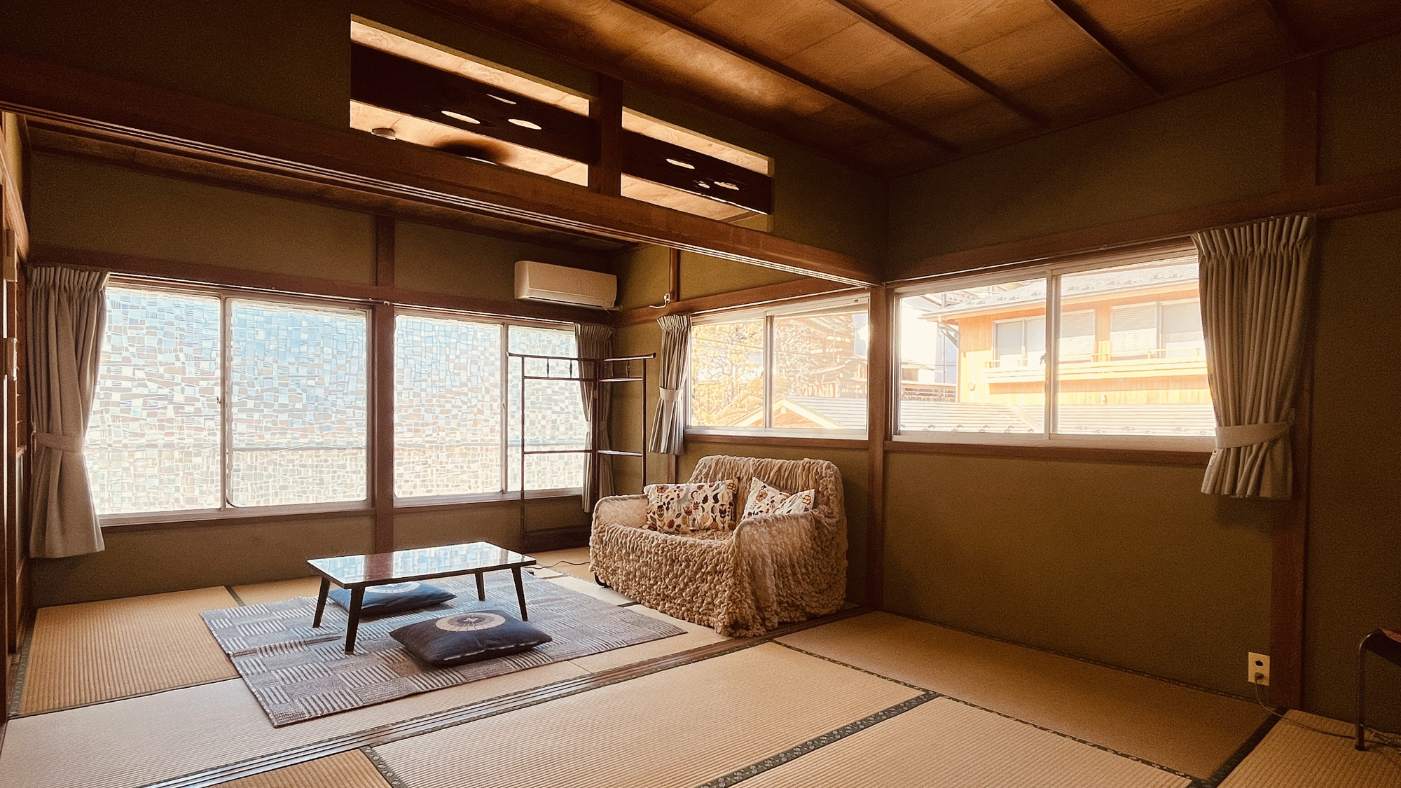 和室6畳&times;６畳（桜）落ち着いた雰囲気の和室です。登山や観光で疲れた身体をゆっくり休めて下さい。*