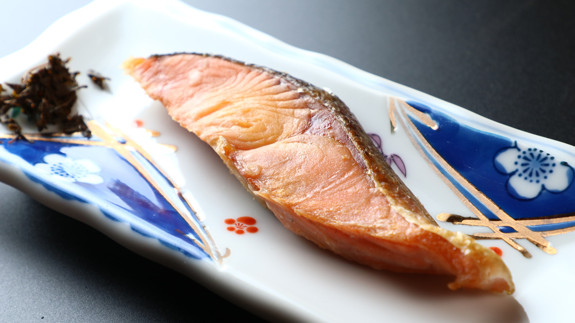 朝食_焼き鮭_朝食の焼魚一例 