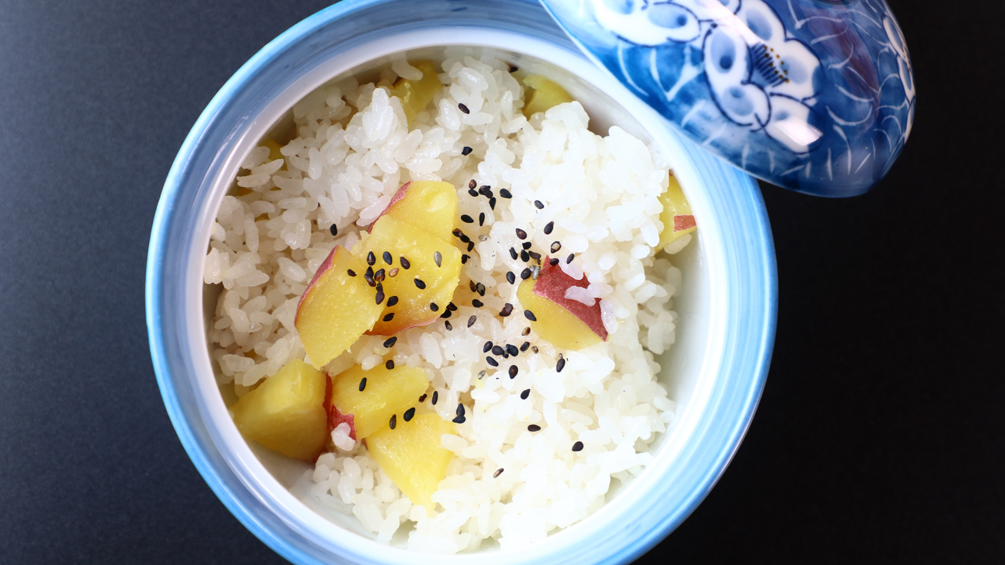 夕食 季節のご飯(さつまいもご飯)_夕食のご飯は季節ごとに異なる混ぜご飯をご用意致します