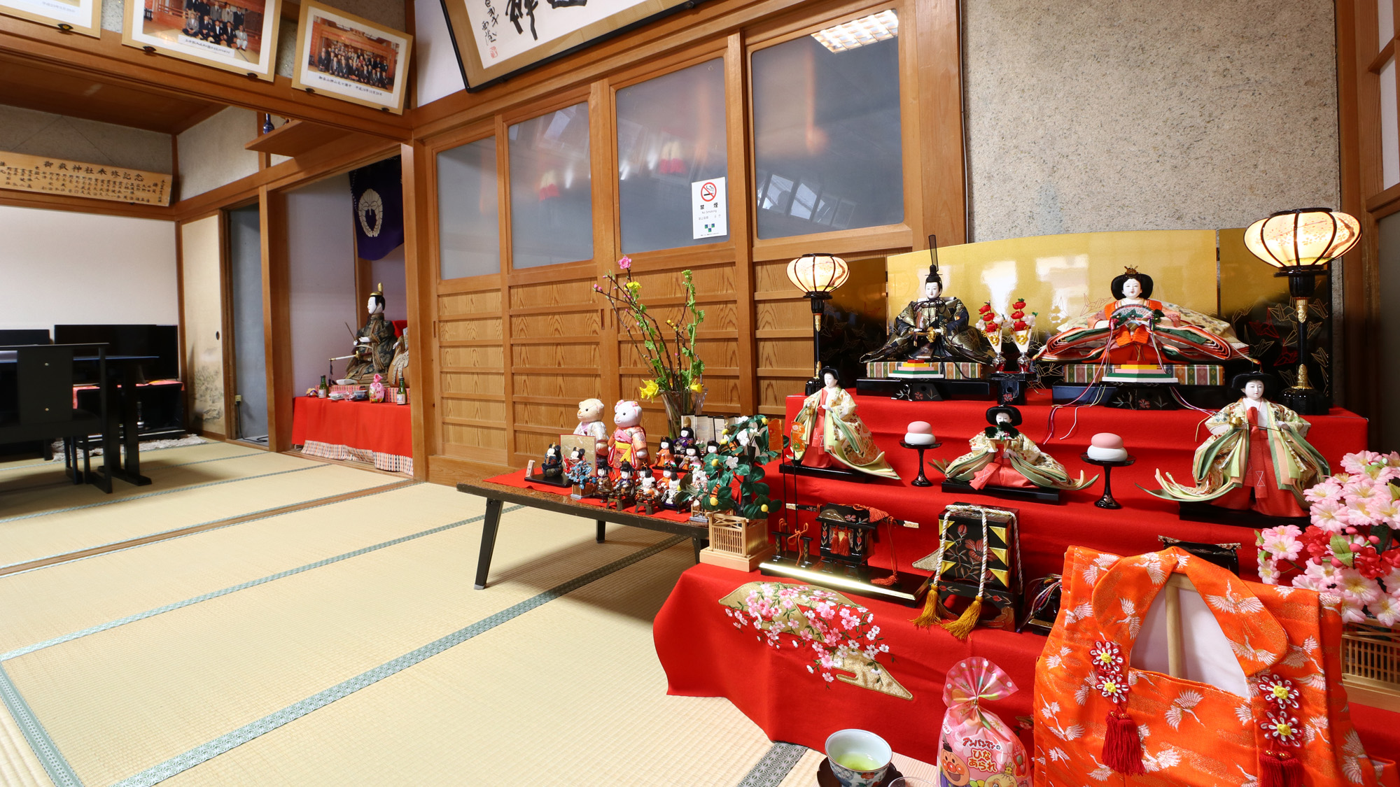 毎年ひな祭りの時期は雛人形がお目見えします*