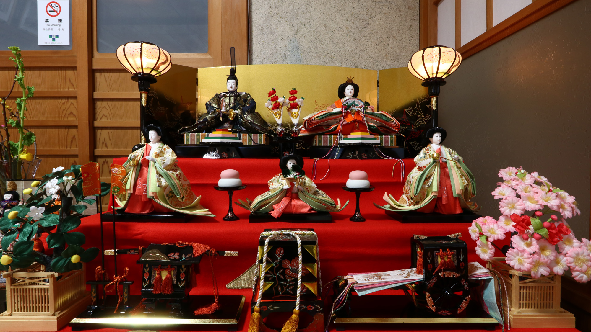 毎年ひな祭りの時期は雛人形がお目見えします*