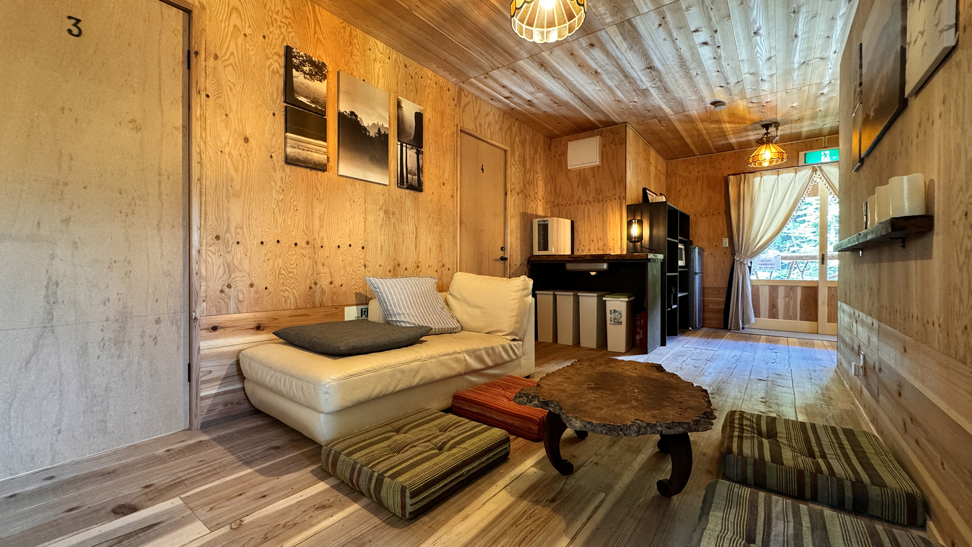 【施設】 ゲストハウスのリビング(共用スペース)