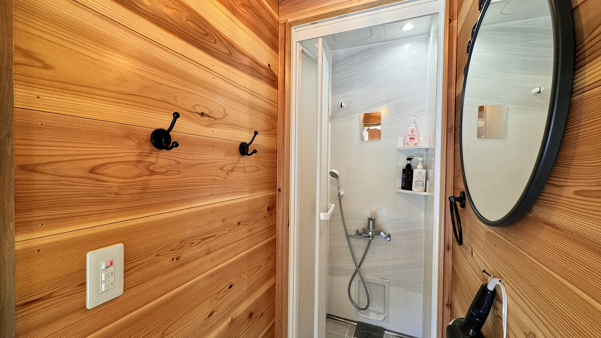 【施設】 ゲストハウス 共同シャワーブース 