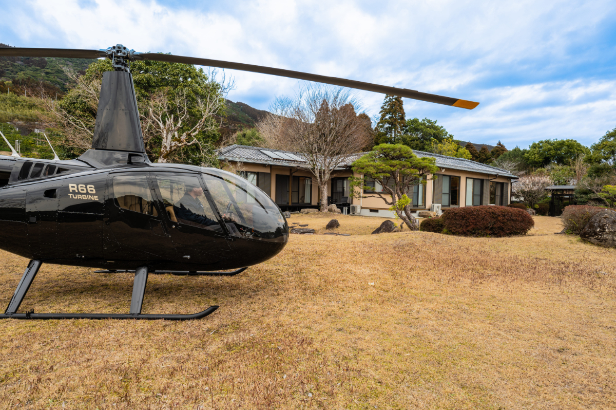 自社ヘリコプターでの送迎、チャータープランもあります