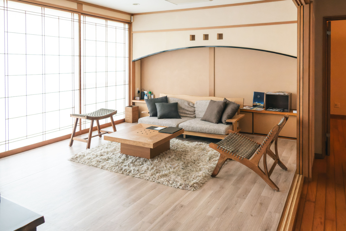 皆でわいわい寛ぐリビングはフローリング（和室16畳分）にソファーやテーブルが完備。目の前が庭となっており、バーベキューの際も行き来が楽ちん♪