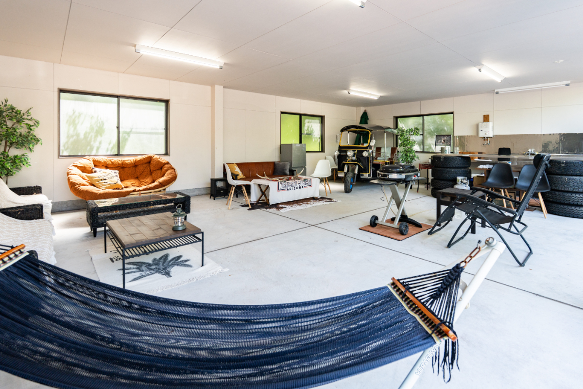 敷地内には【遊べるガレージ】として屋根付きのガレージスペースがあります。雨の日のバーベキューはもちろん、卓球スペース、ソファーや冷蔵庫もあり、ゆっくり寛げるスペースとなっています。