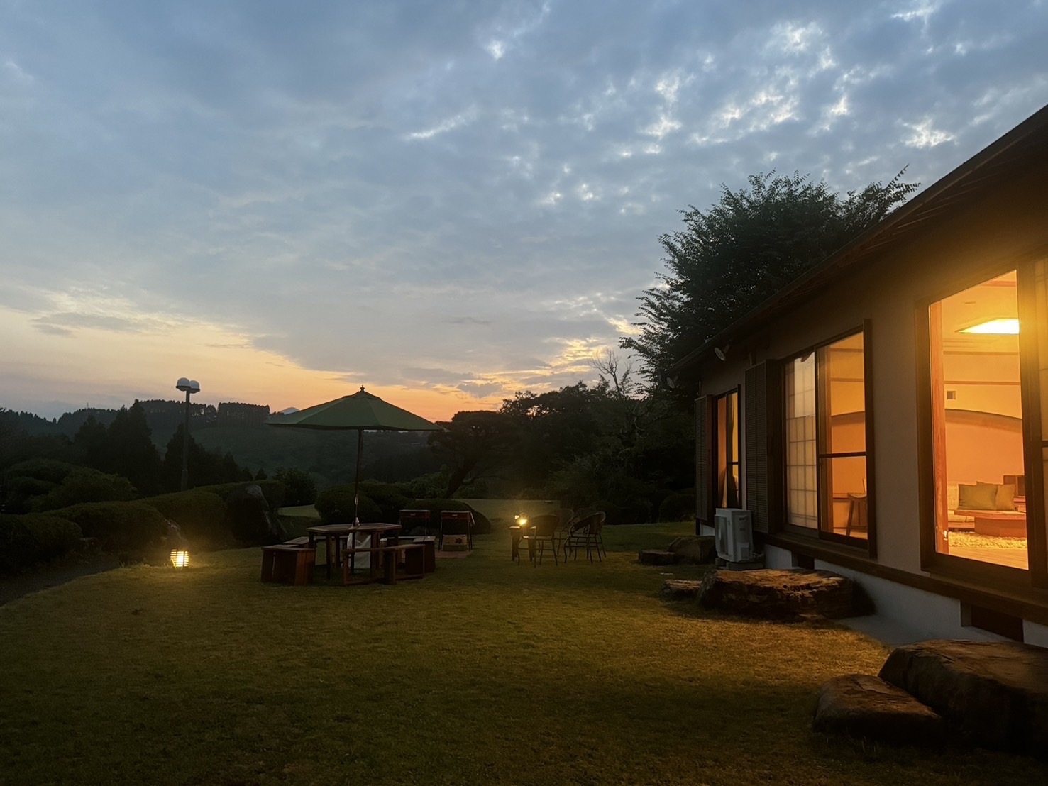 広い敷地のお庭ではBBQをしたり、夜景をみながらのんびり過ごせます