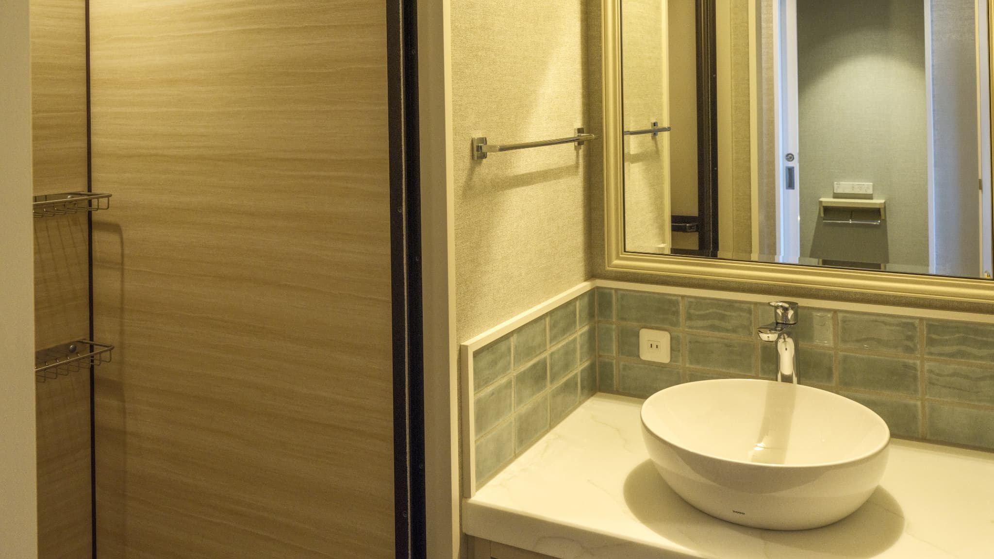 【ダブルユニットシャワー】ユニットシャワー完備のコンパクトな内装となっております。