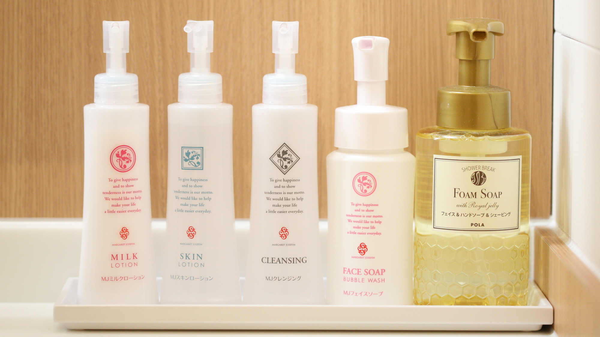 脱衣場洗面台に化粧水等スキンケア用品ご用意しております。