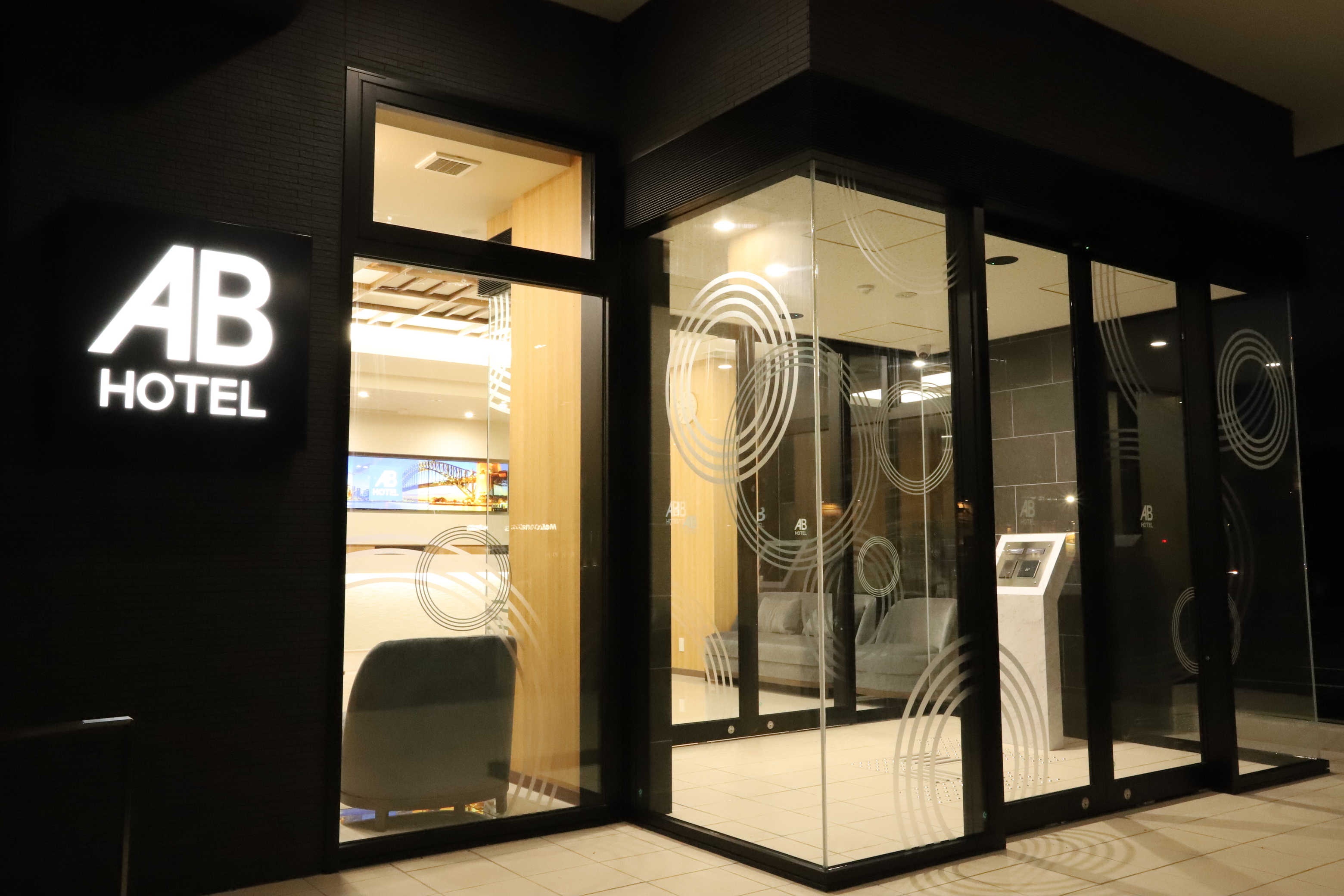 玄関：24：00～6：00の間施錠いたしますが、ルームキーでご入館いただけます。