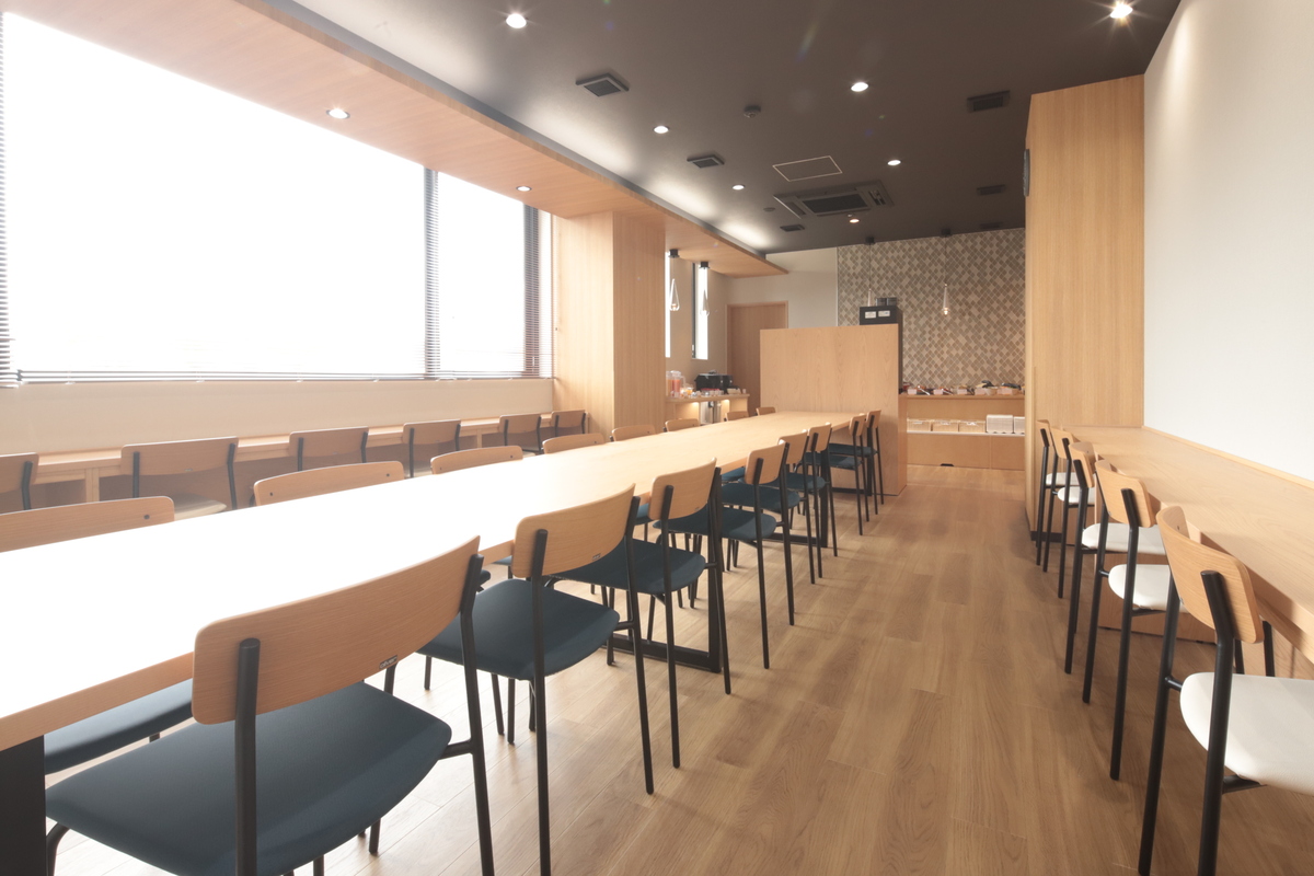 食事会場：カウンター席とテーブル席をご用意しております。