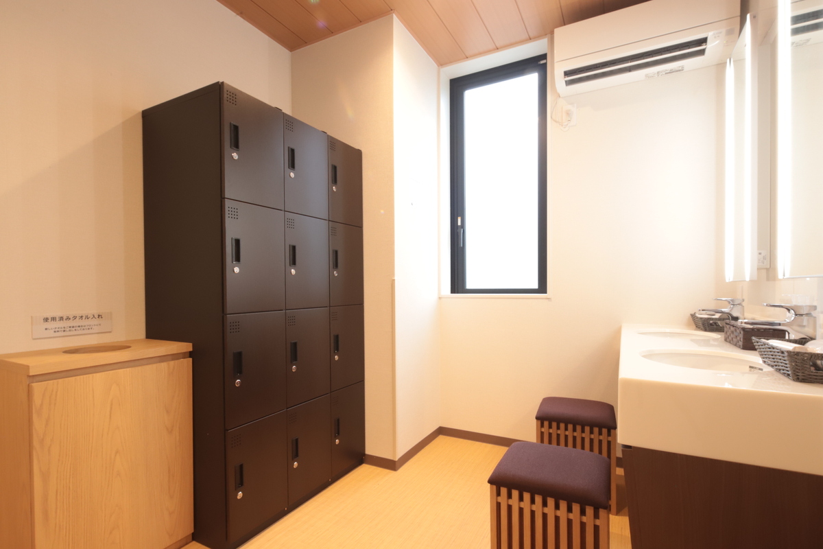 脱衣場には安心の鍵付きロッカーを完備しております。