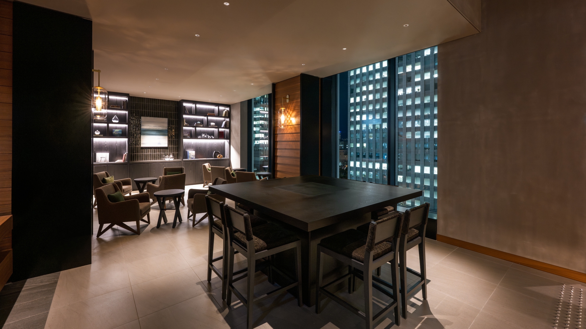 ロビーラウンジ　共用テーブル