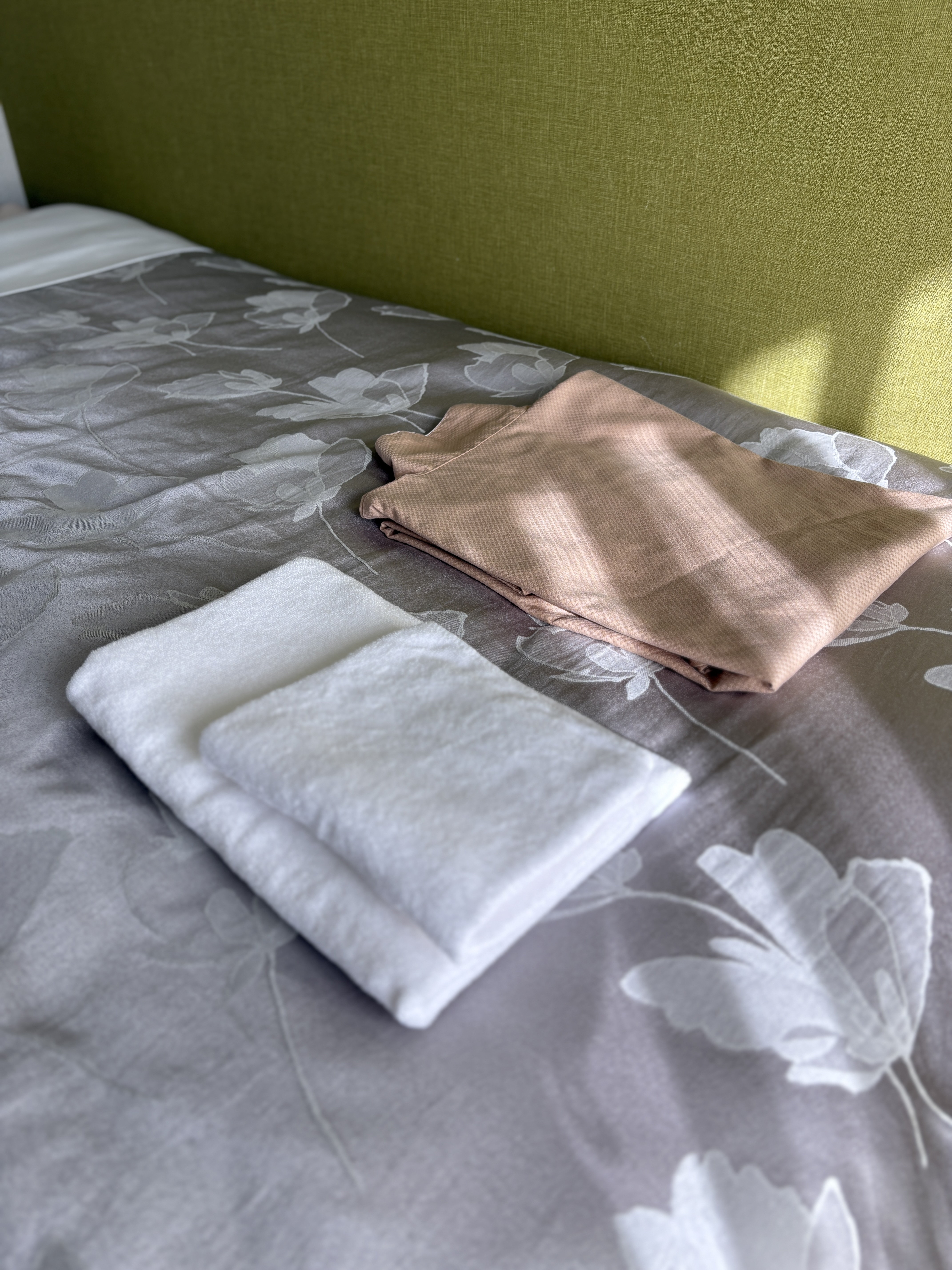 パジャマ、タオル