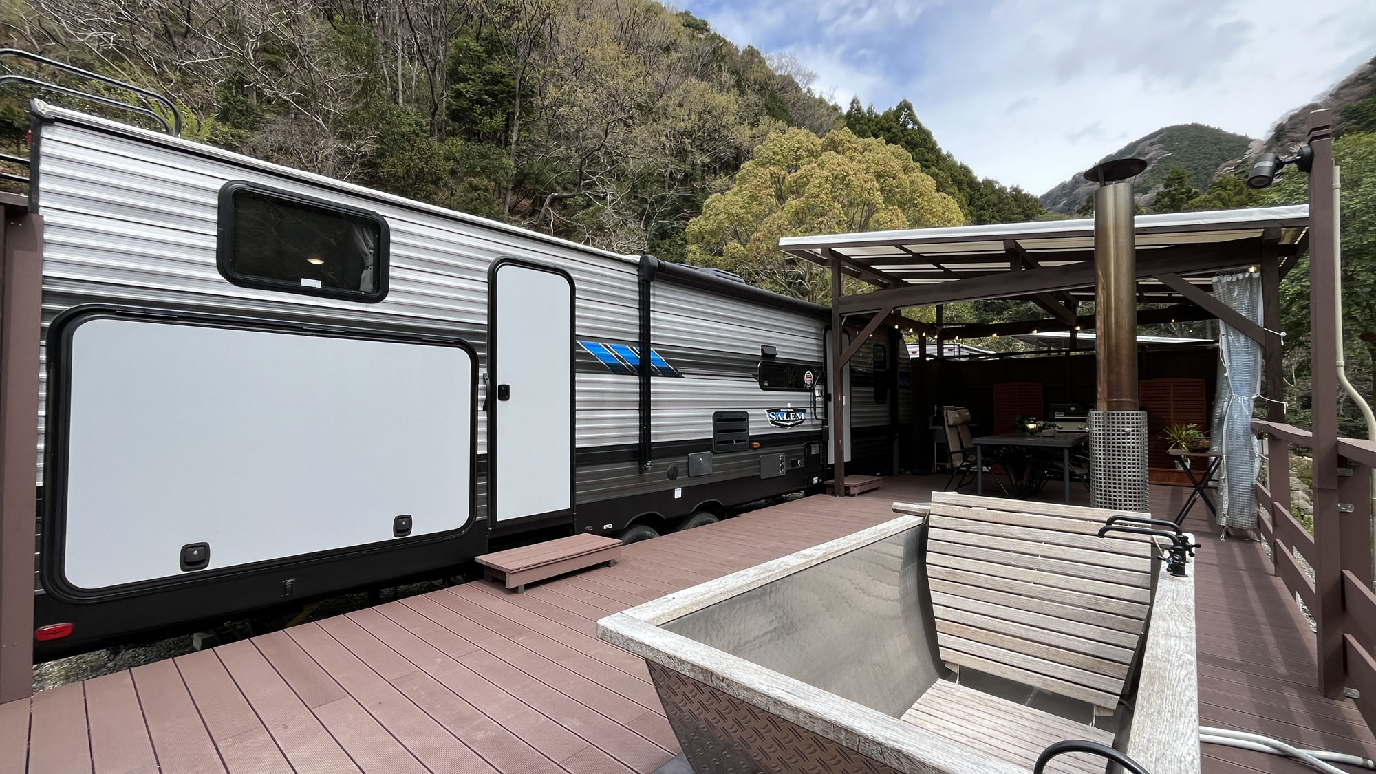【客室】トレーラーハウスの12ｍ以上ある自慢のテラス*