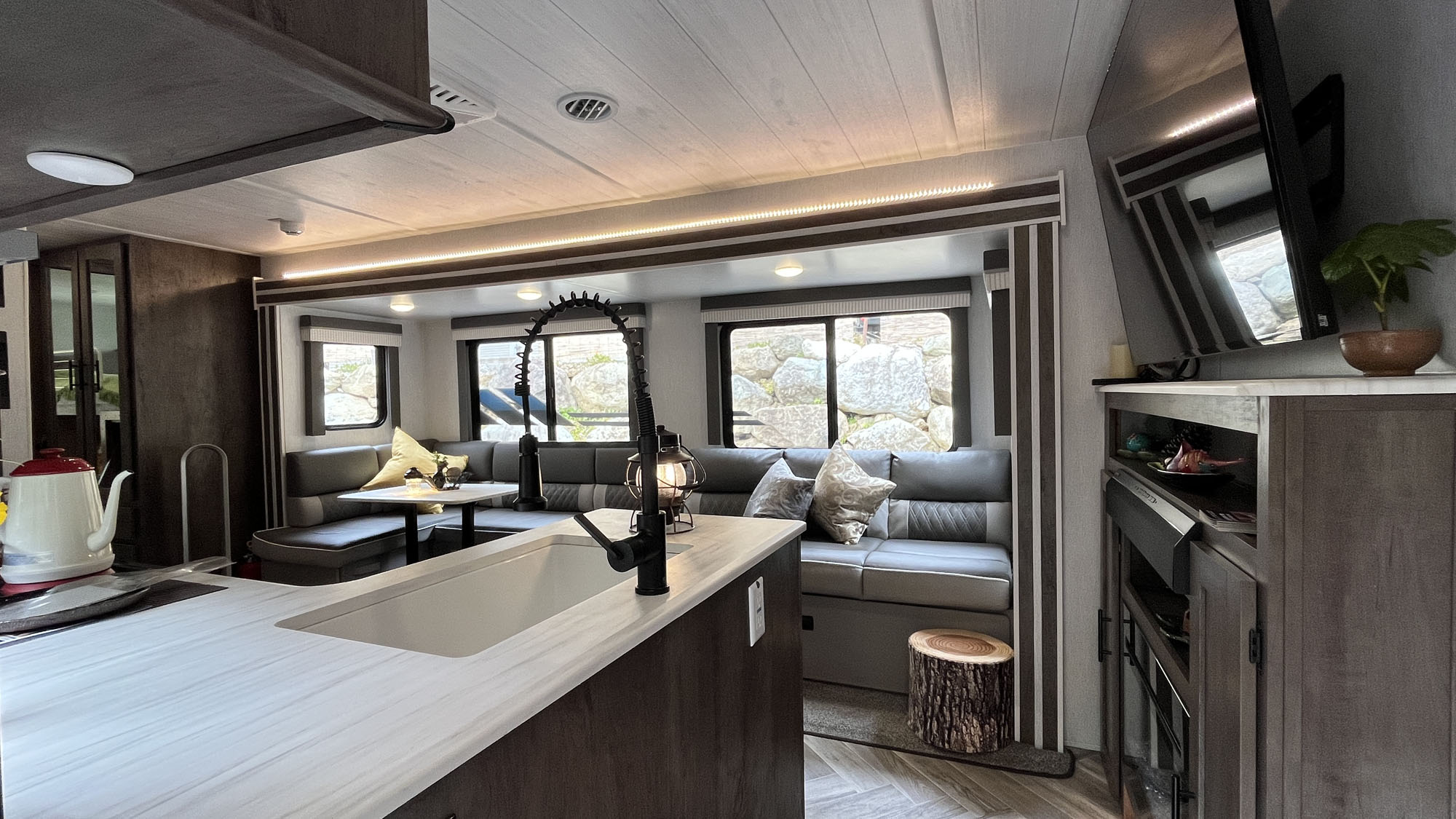 【客室】トレーラーハウスに入ってすぐの空間*