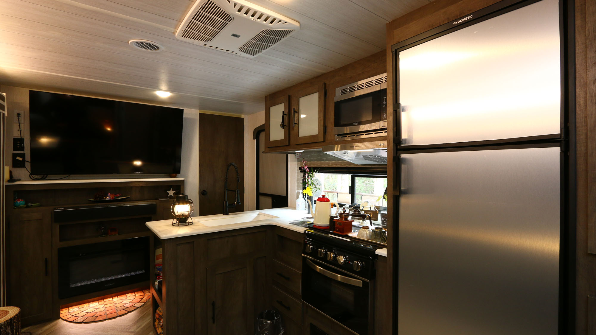 【客室】トレーラーハウス内のキッチン*