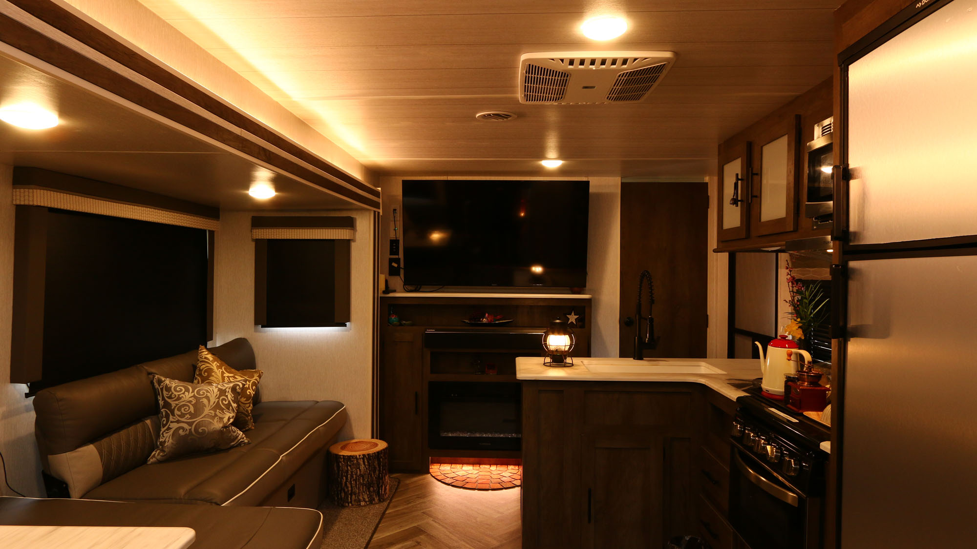 【客室】トレーラーハウス内の雰囲気　*