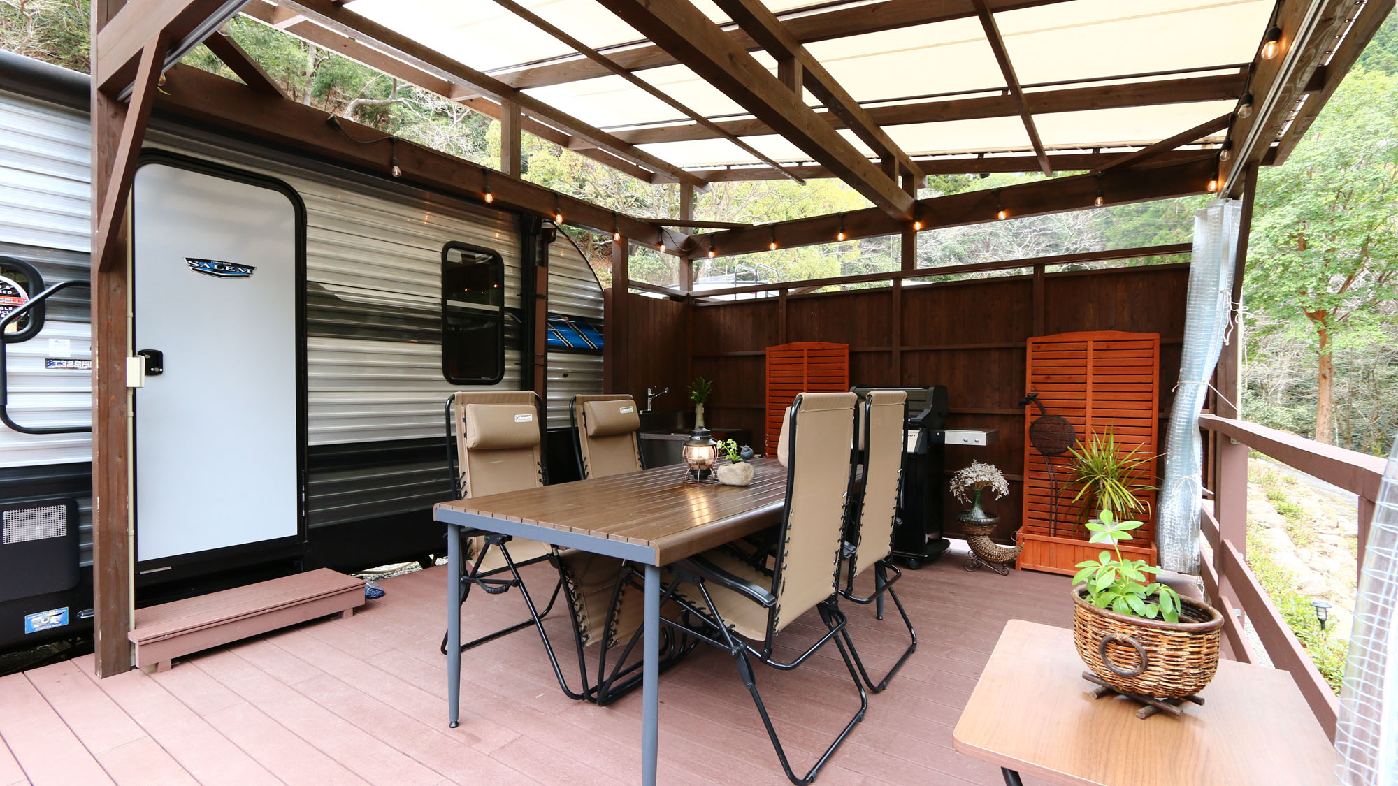 【客室】トレーラーハウスのテラスにあるダイニング*