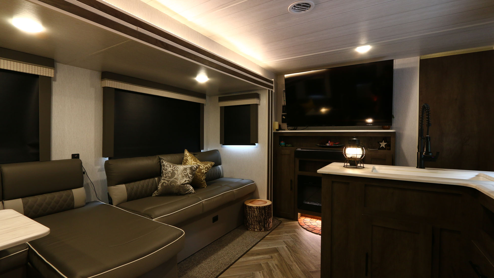 【客室】トレーラーハウス内でゆったりとTV鑑賞*