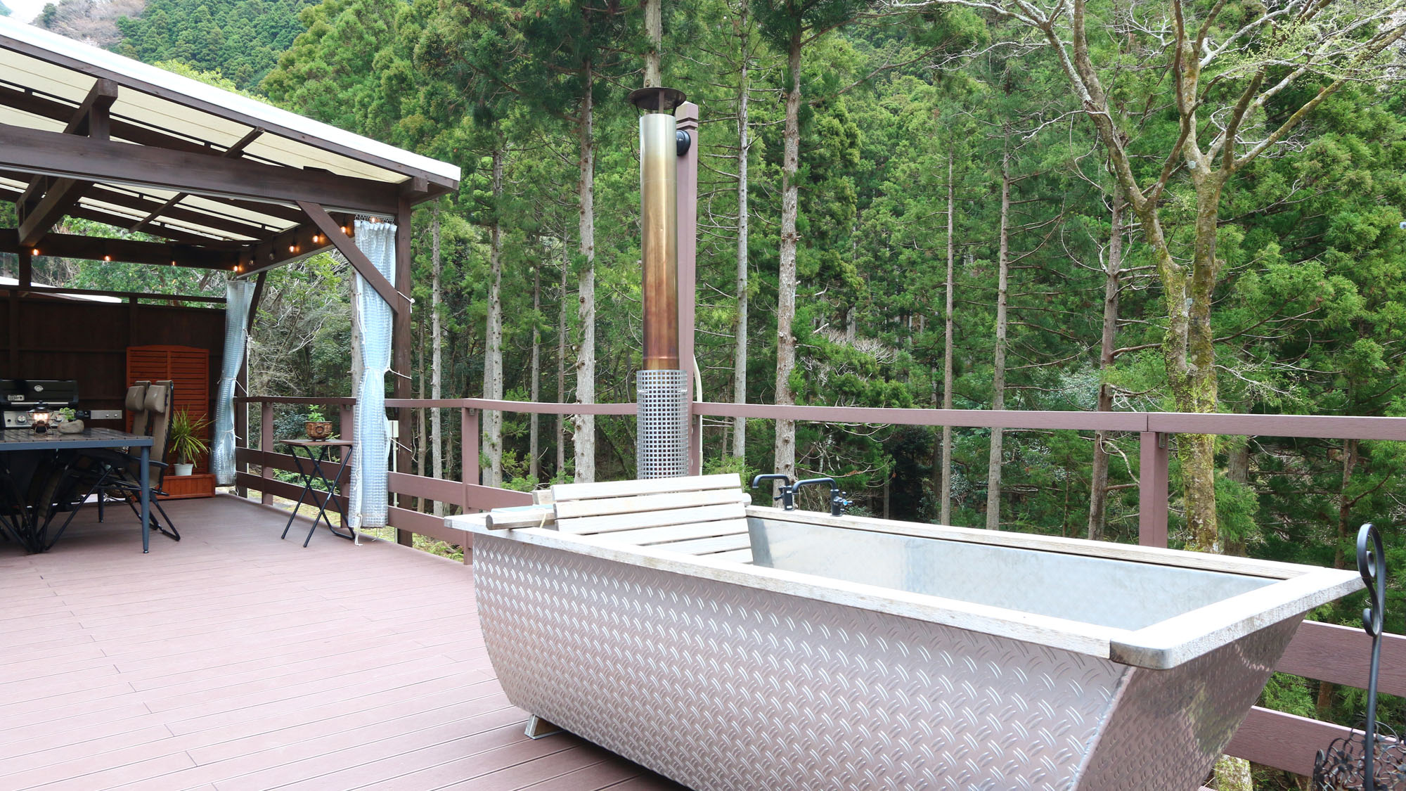 【客室】トレーラーハウスのテラスにあるお風呂　*