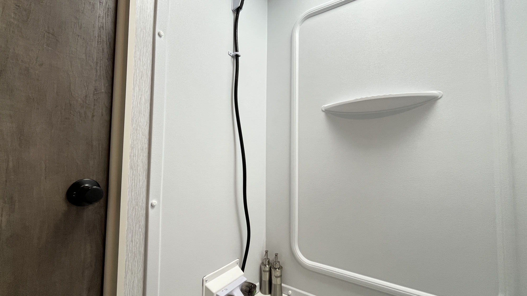 【客室】トレーラーハウスのシャワールーム*