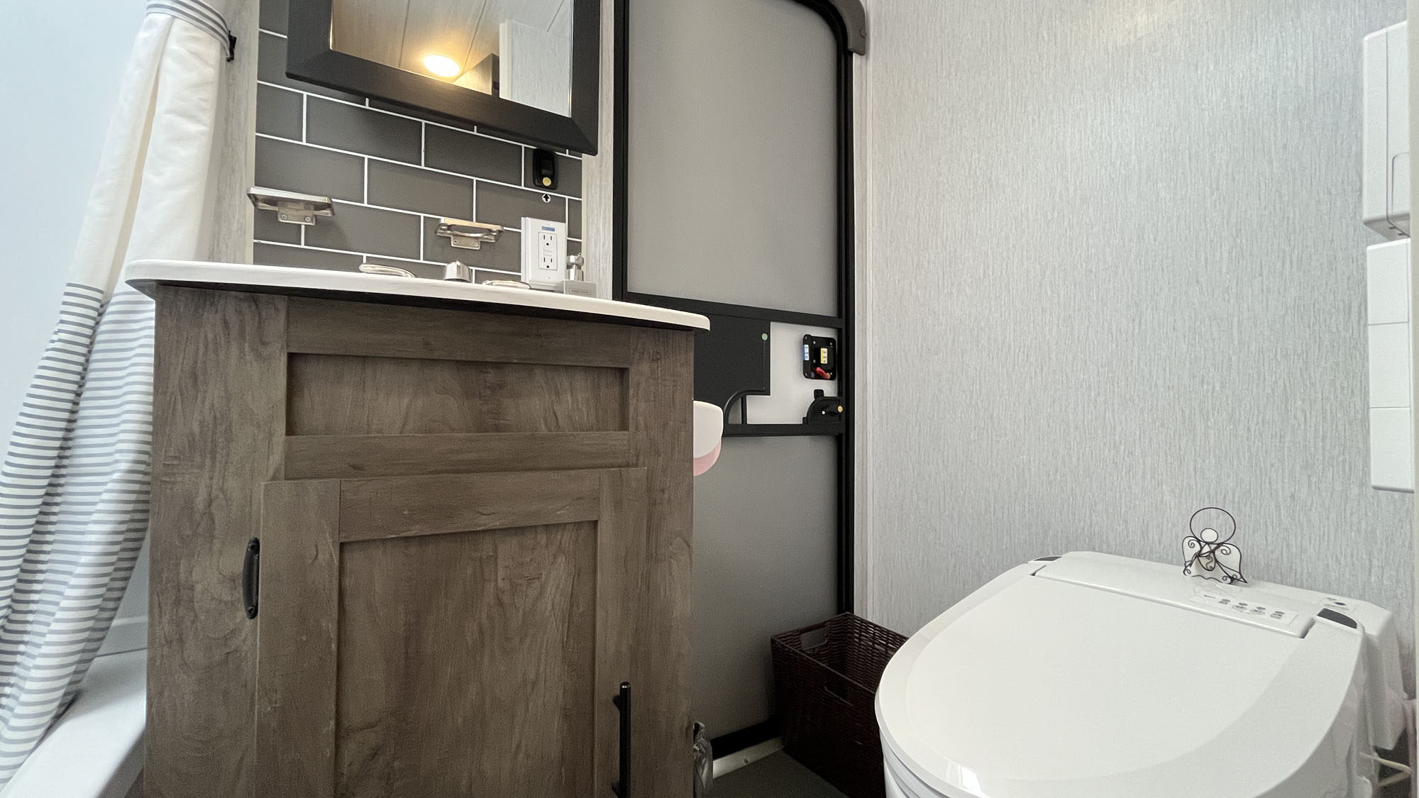 【客室】トレーラーハウスのウォシュレット付きトイレ*