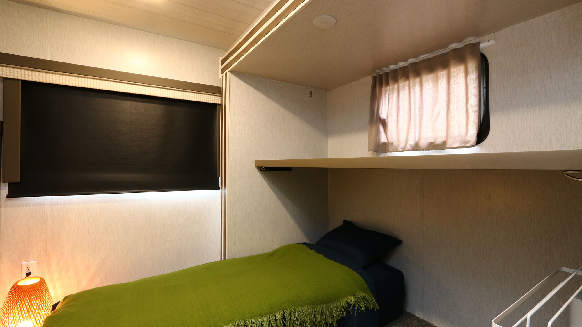 【客室】トレーラーハウス内の奥の定員3名のベッドルーム　*