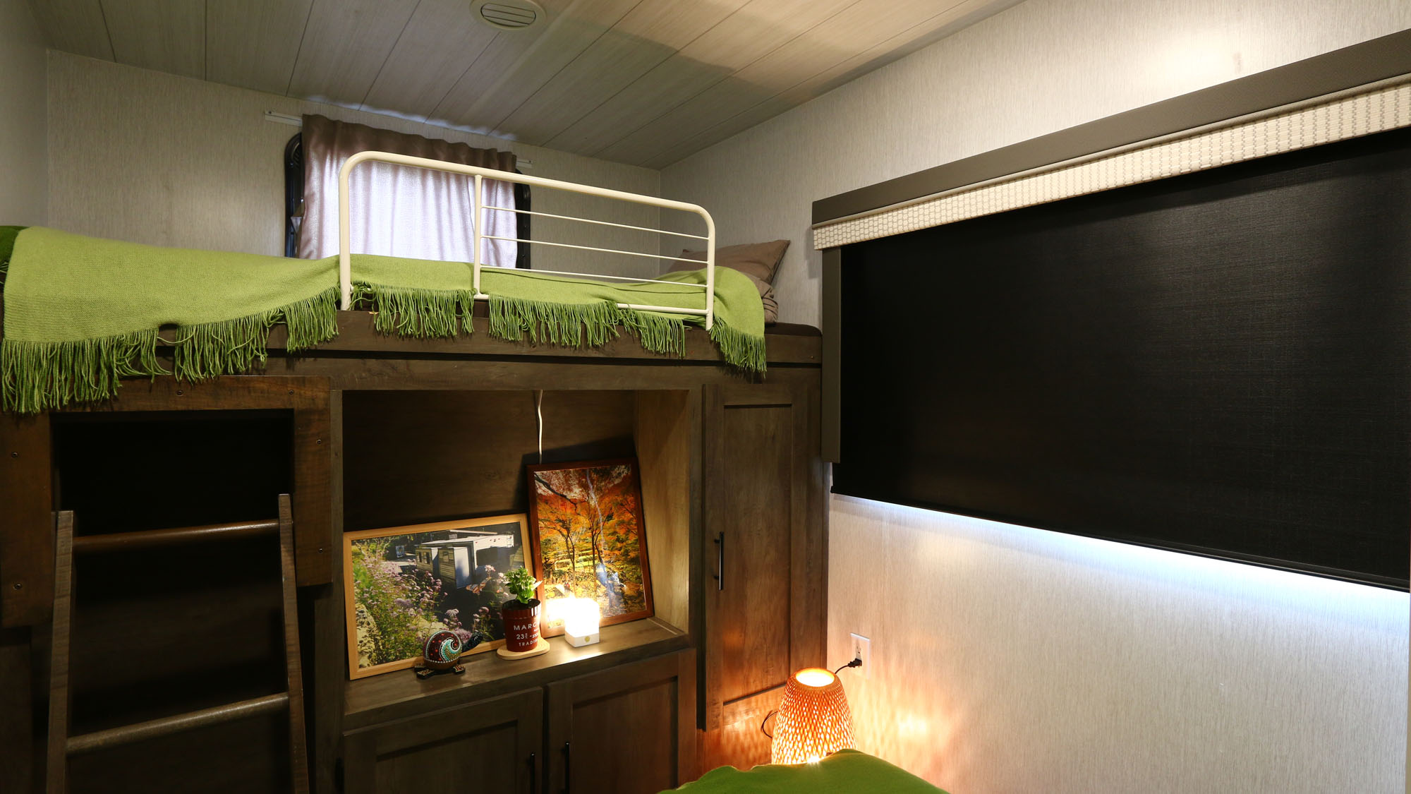 【客室】トレーラーハウス内の奥のベッドルームのロフト　*