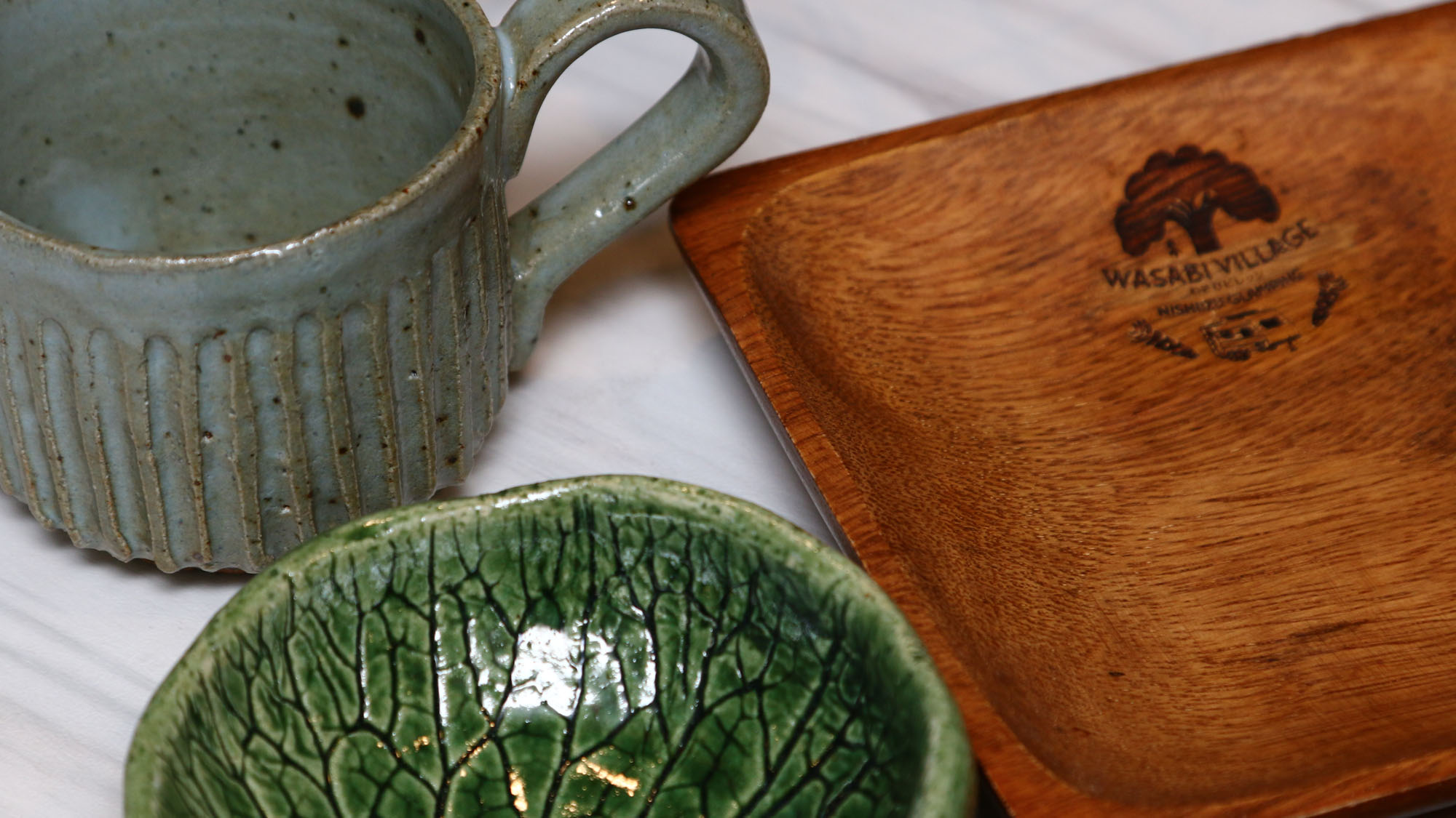 【備品】地元の陶芸家が作った食器類と地元の木材で作った食器類　*