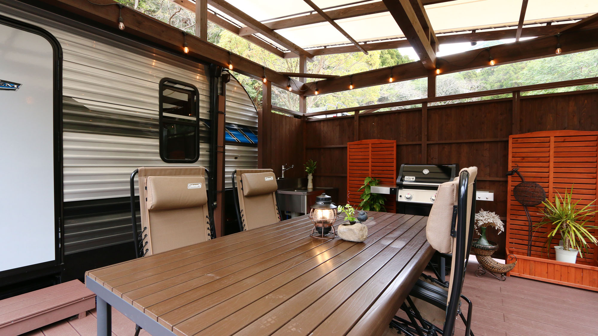 【客室】トレーラーハウスのテラスにあるダイニング　*