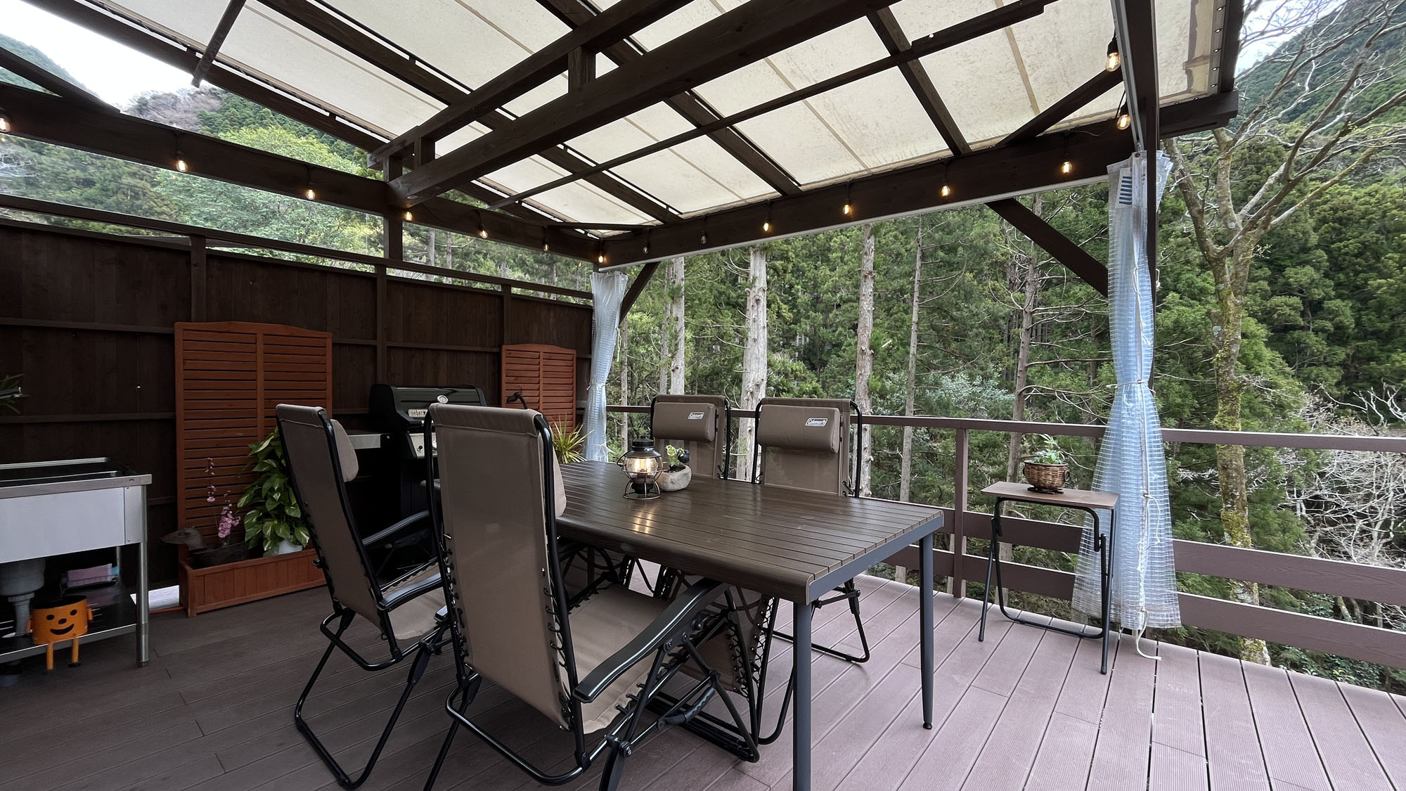 【客室】テラスにあるダイニングからの眺望*