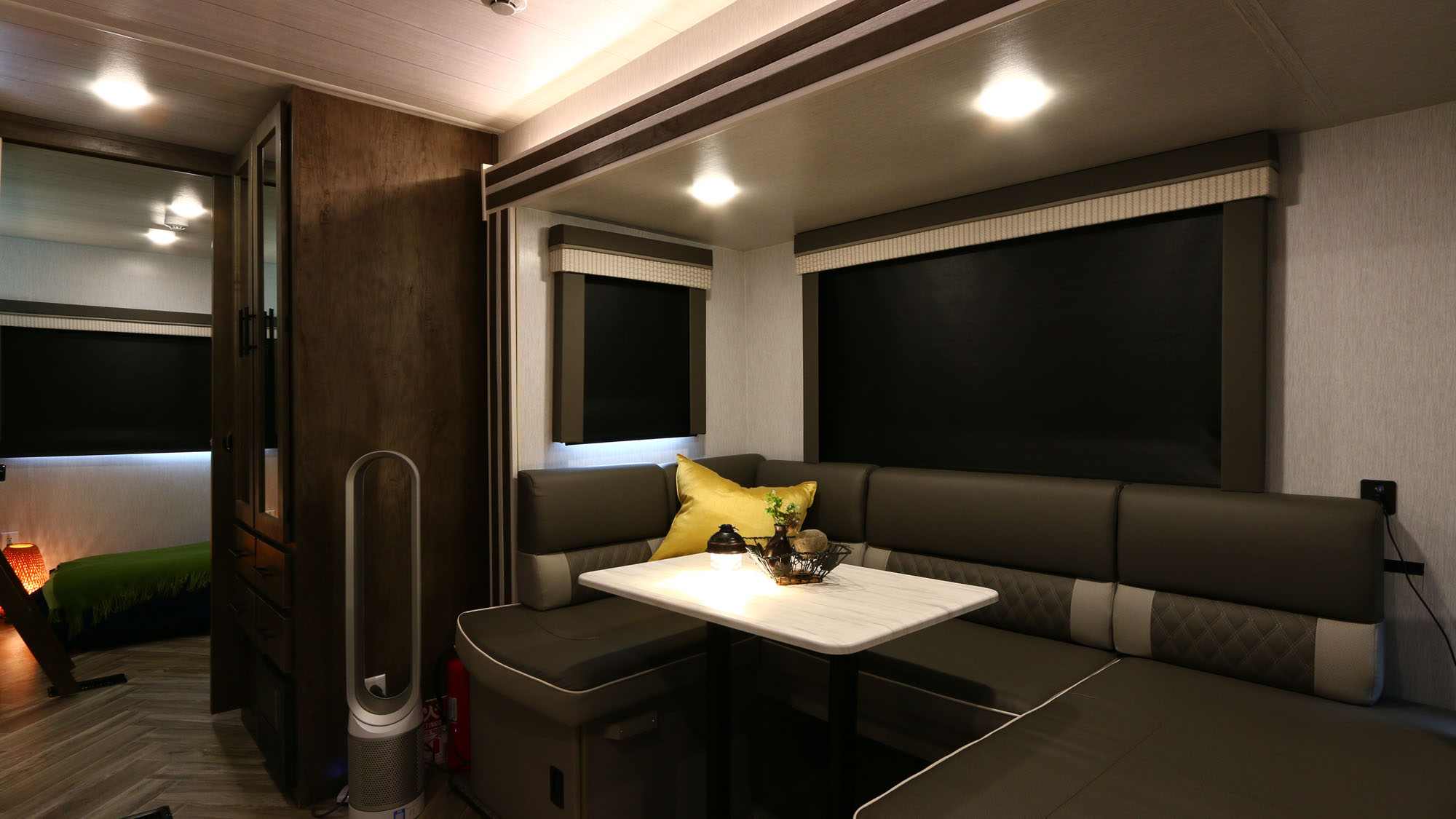 【客室】トレーラーハウス内のソファーで寛ぎ時間*