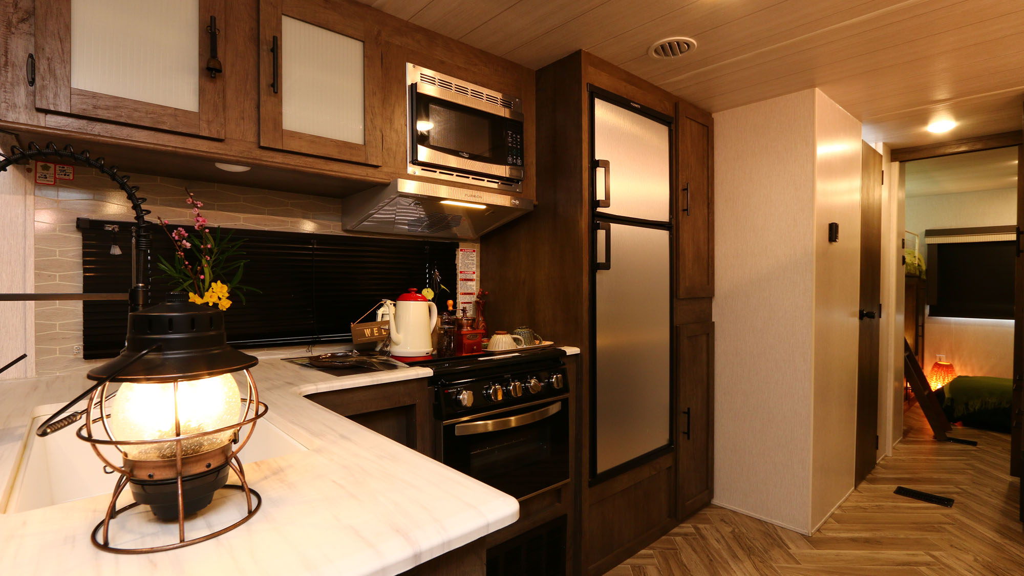 【客室】トレーラーハウス内のキッチン　　*