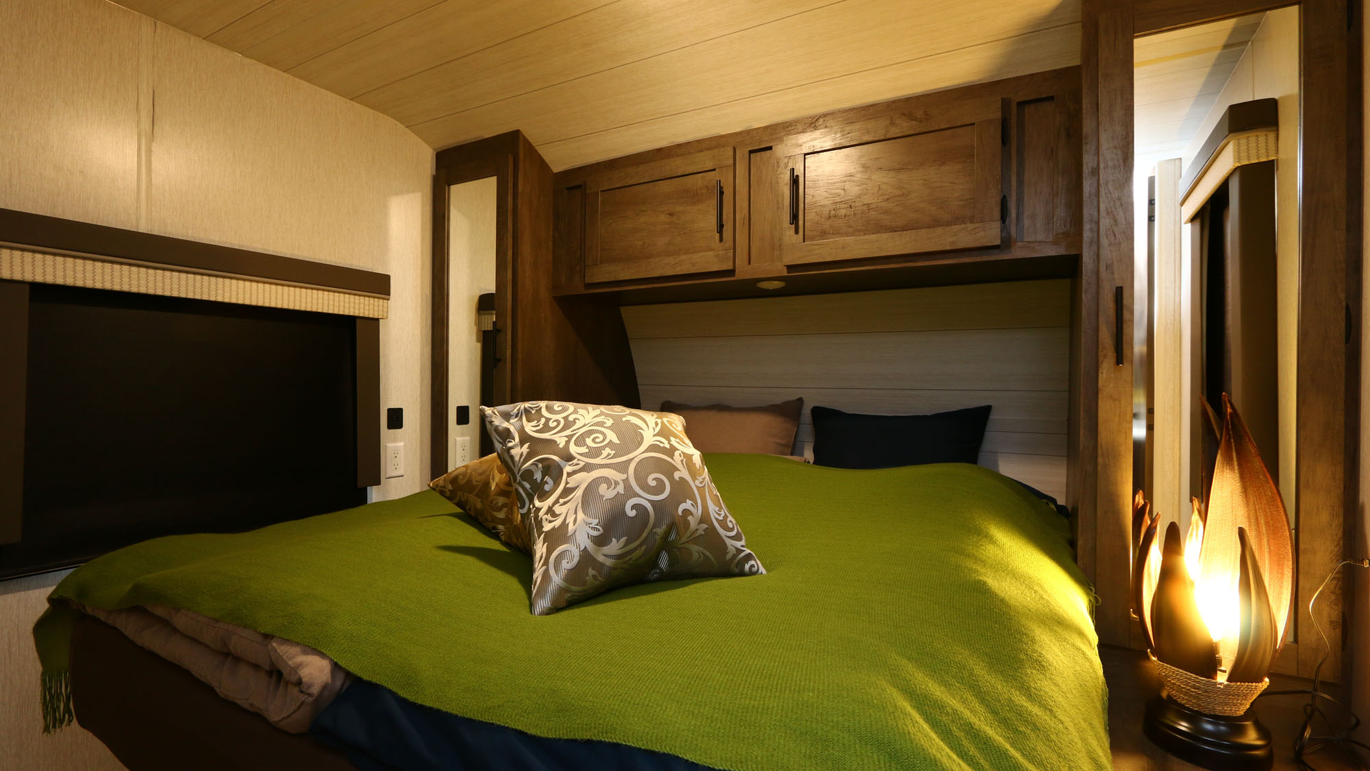 【客室】トレーラーハウス内の出入口横のベッドルーム*