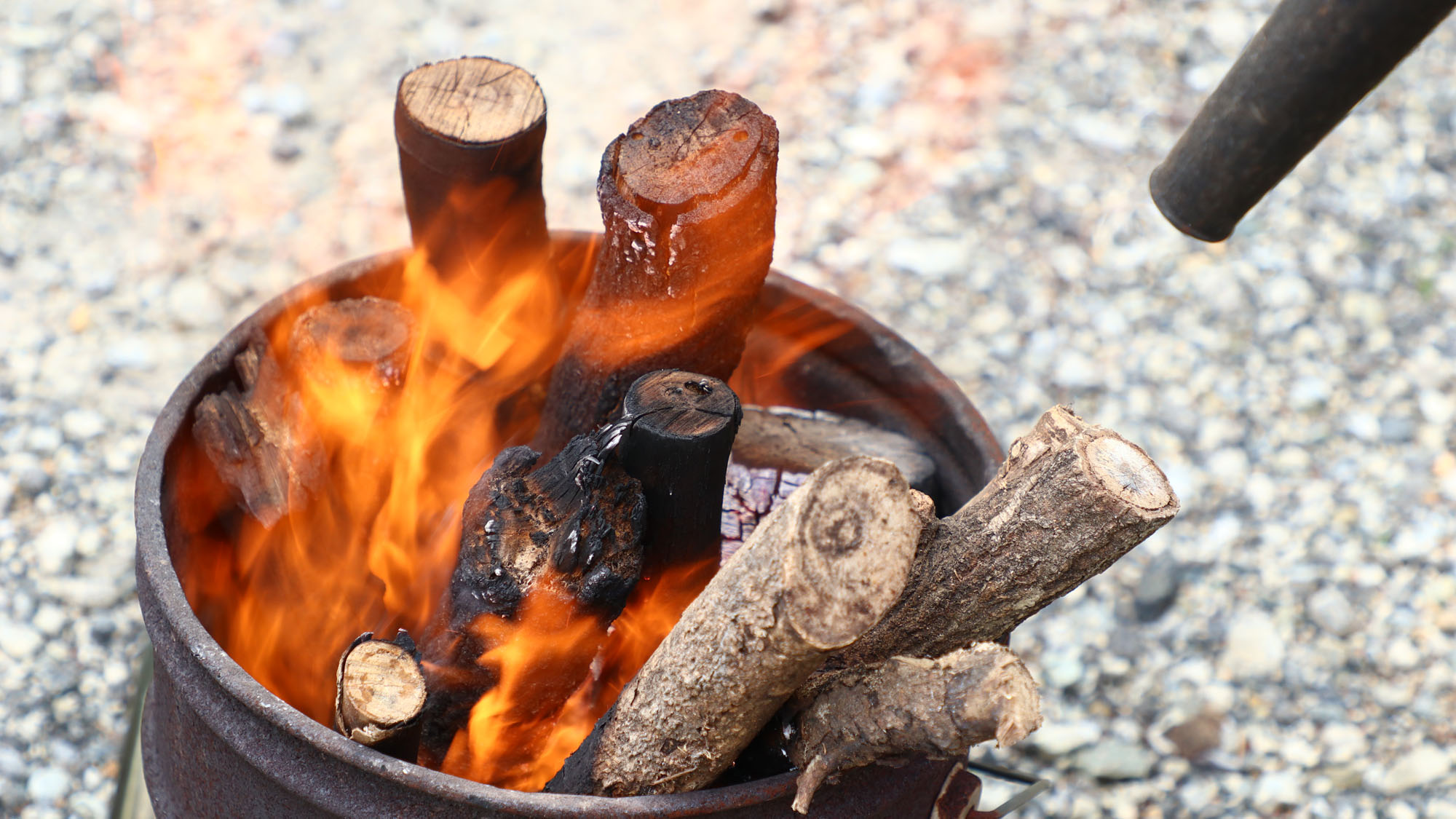 【薪風呂】オーナーが火入れをします！！そこからご自身で割った薪を追加しながらお湯を焚きます*