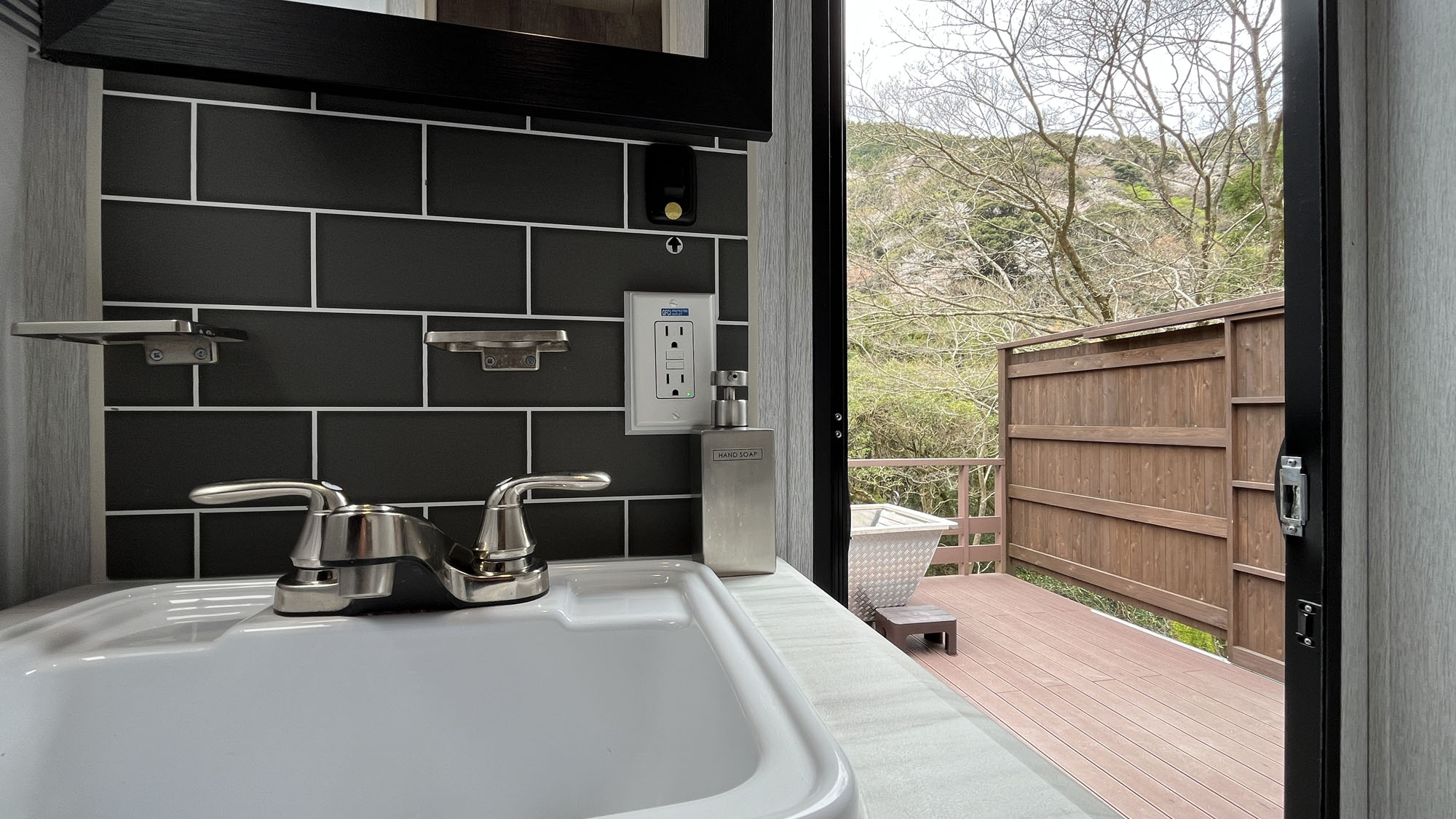 【客室】トレーラーハウスのシャワールームからテラスのお風呂へ直行*