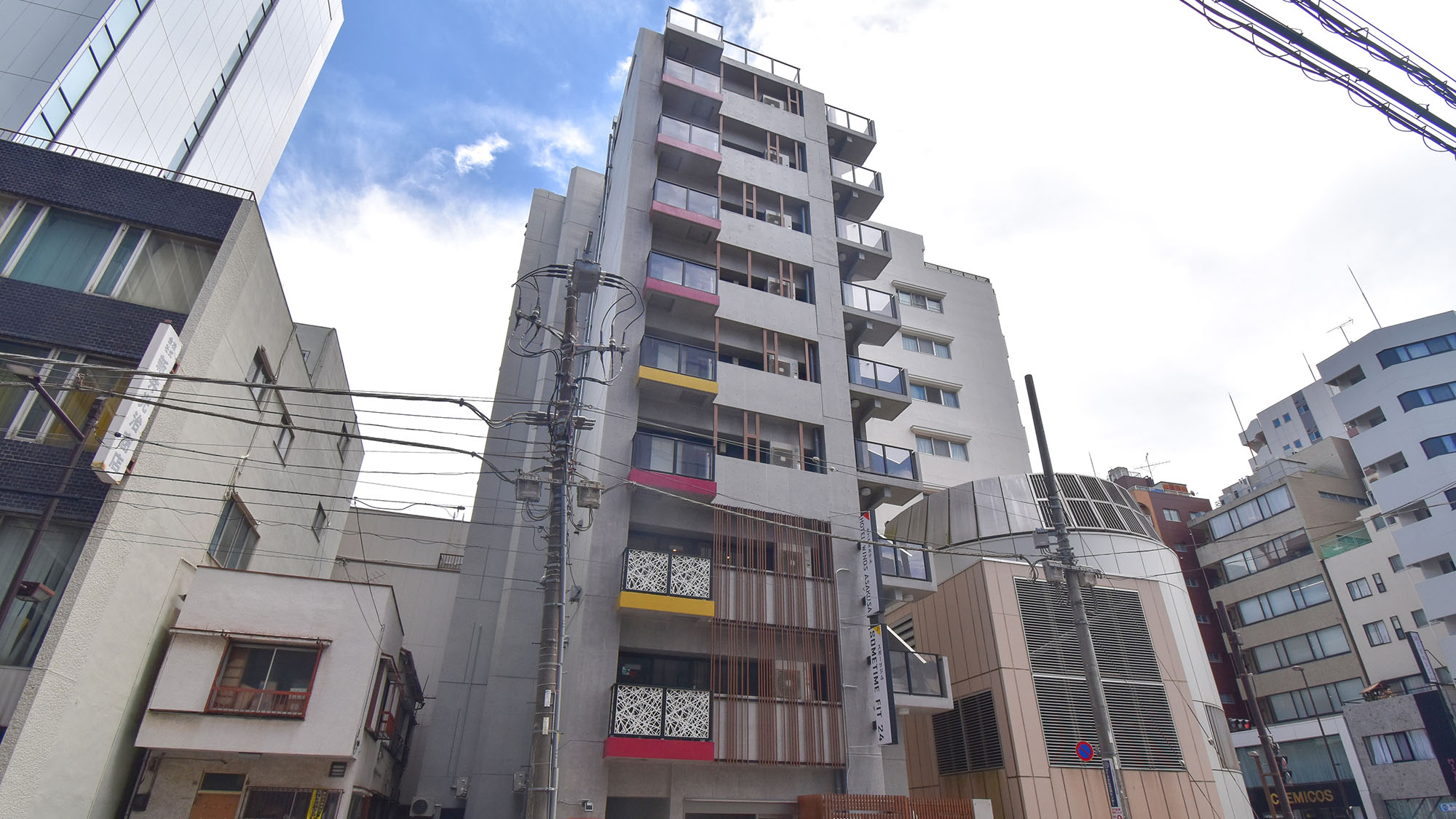 ・【外観】カラフルなカラーのテラスが目印です