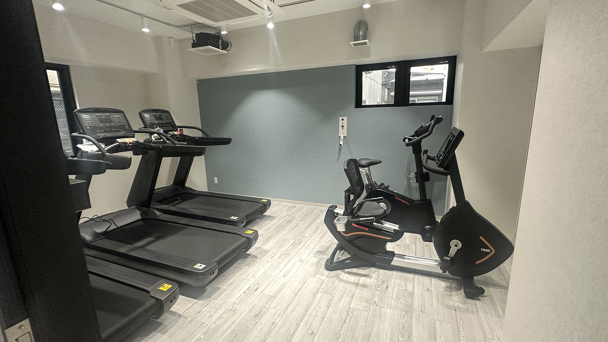 ・【2Fジム】自転車を漕ぐように運動ができるフィットネスバイクを2タイプご用意（別途有料）