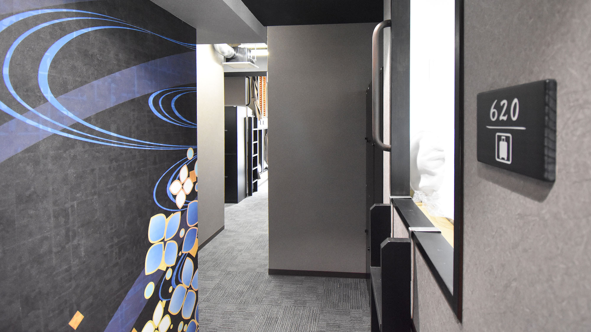 ・【宿泊フロア】各フロアの壁は和風の柄で統一しております。